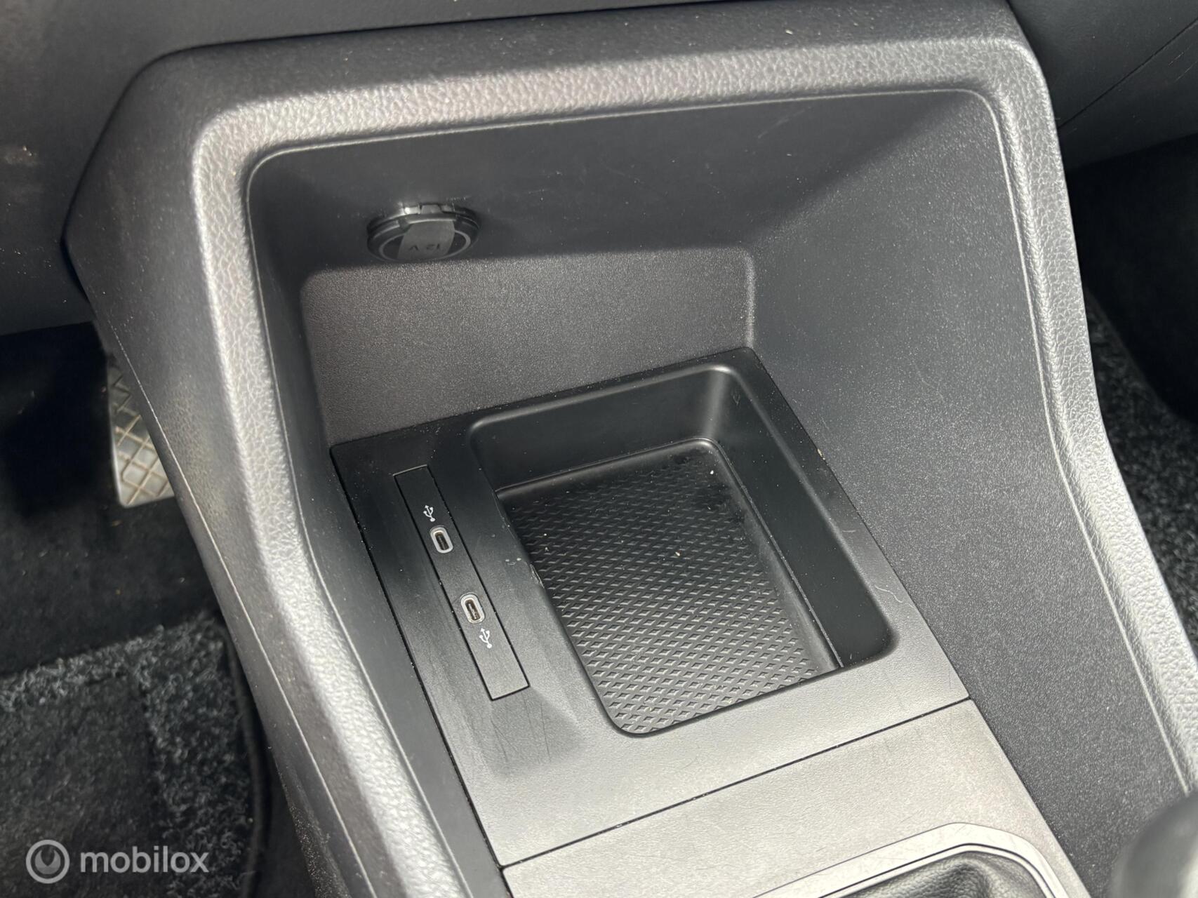 Foto van Volkswagen Caddy Modified Partition Wall