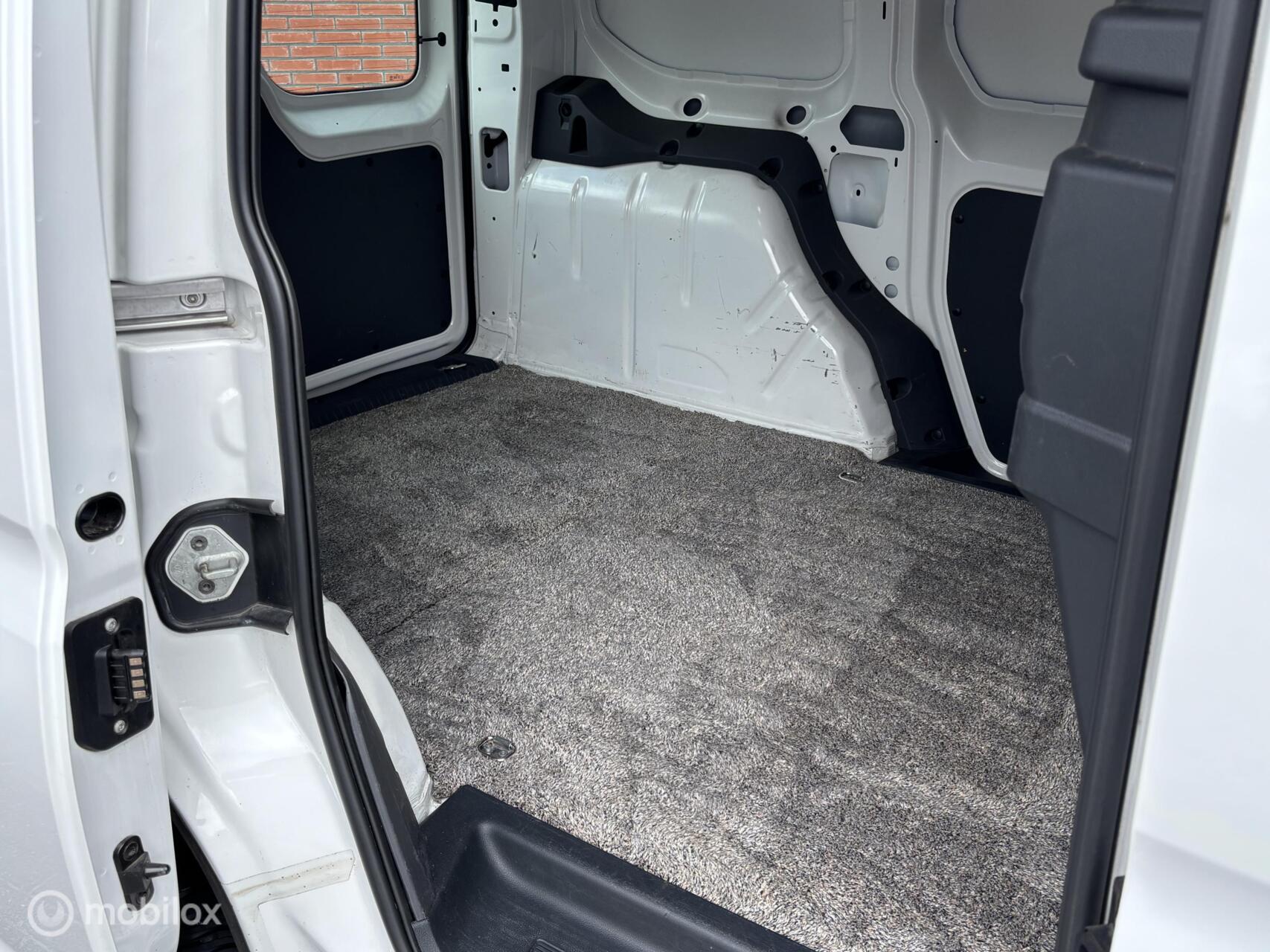 Foto van Volkswagen Caddy Modified Partition Wall