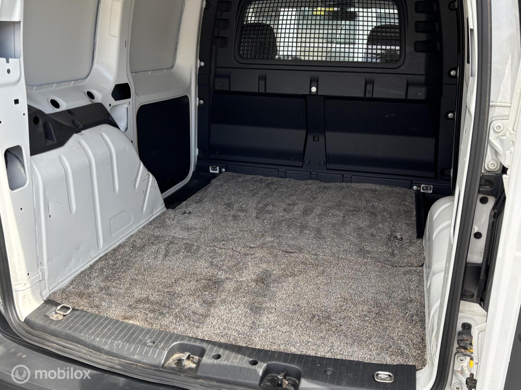 Foto van Volkswagen Caddy Modified Partition Wall
