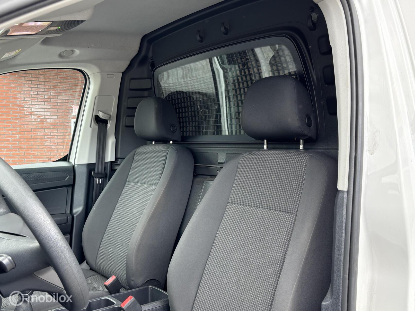 Foto van Volkswagen Caddy Modified Partition Wall