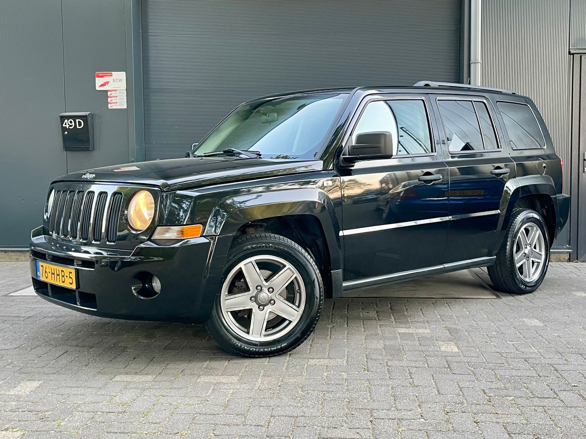 Jeep Patriot 2.4 Sport Adventure INRUIL KOOPJE NAP AIRCO CRUISE BOSTON AUDIO 2008 - voorkant