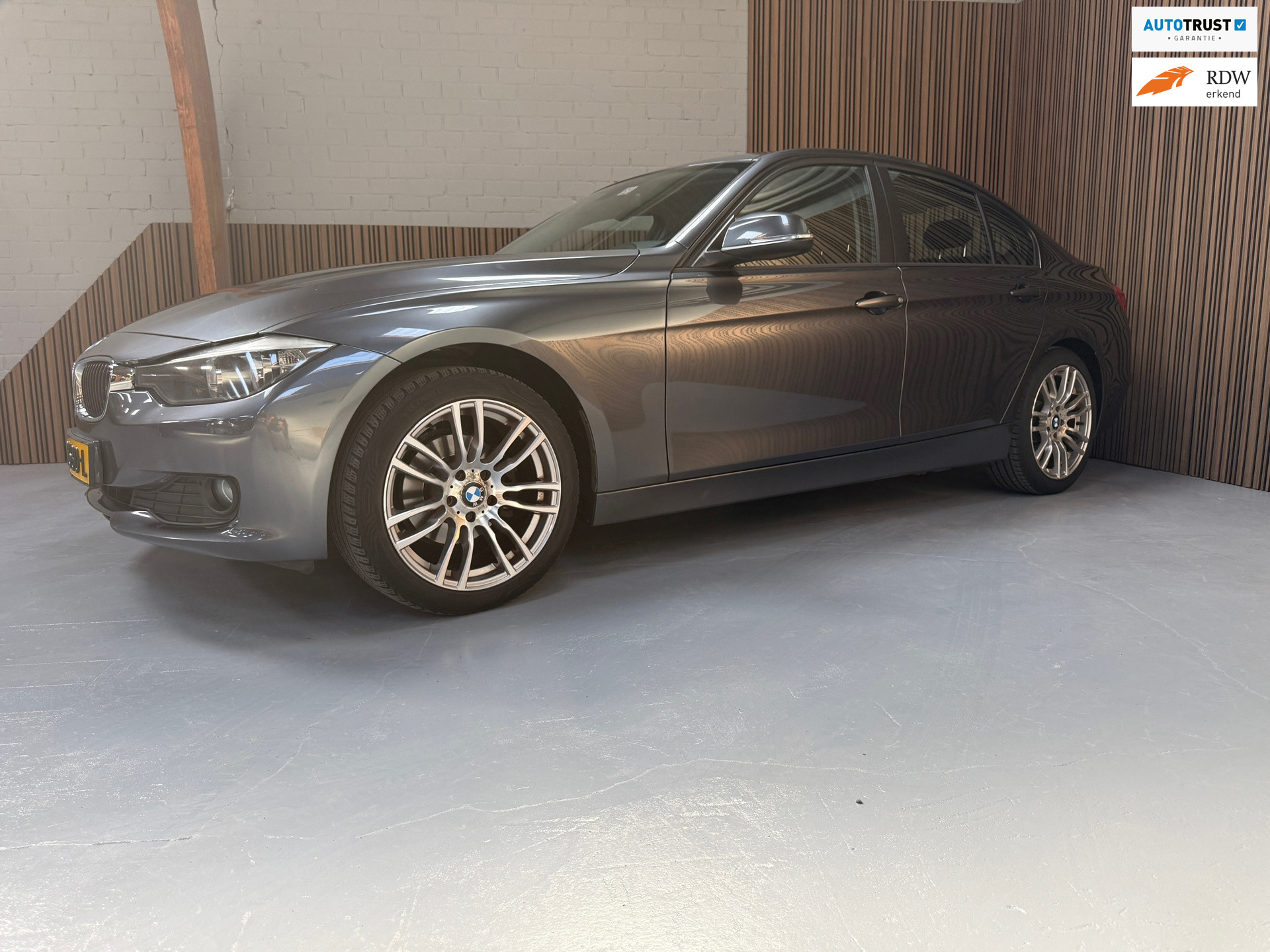 BMW 3 Series 318d High Executive. Leer, navi, cruise, afneembare trekhaak 2013 - voorkant