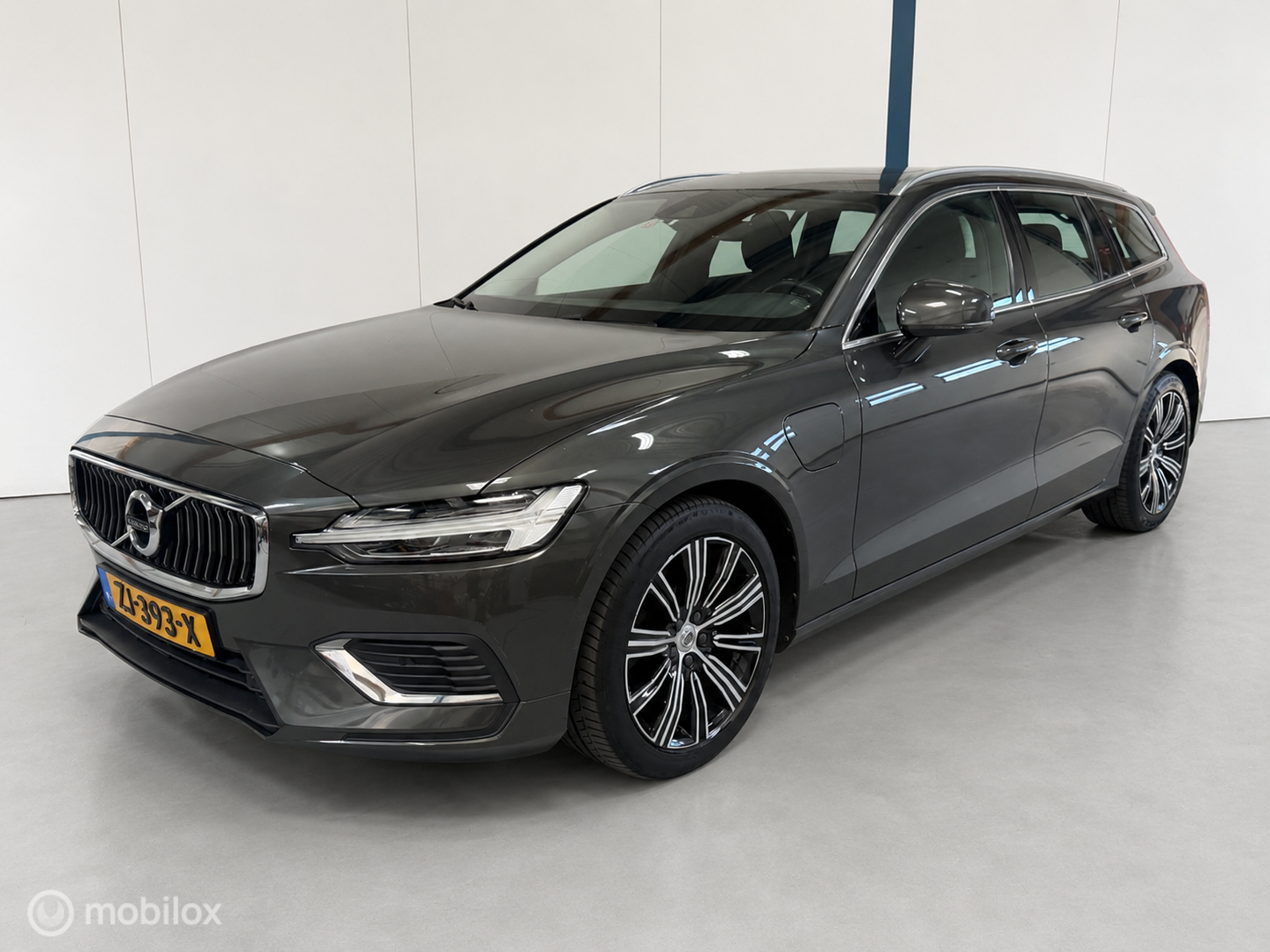 Volvo V60 T8 Twin Engine 2.0 T8 AWD Inscription PANO / ADAPTIVE CRUISE / NL-AUTO 2019 - voorkant
