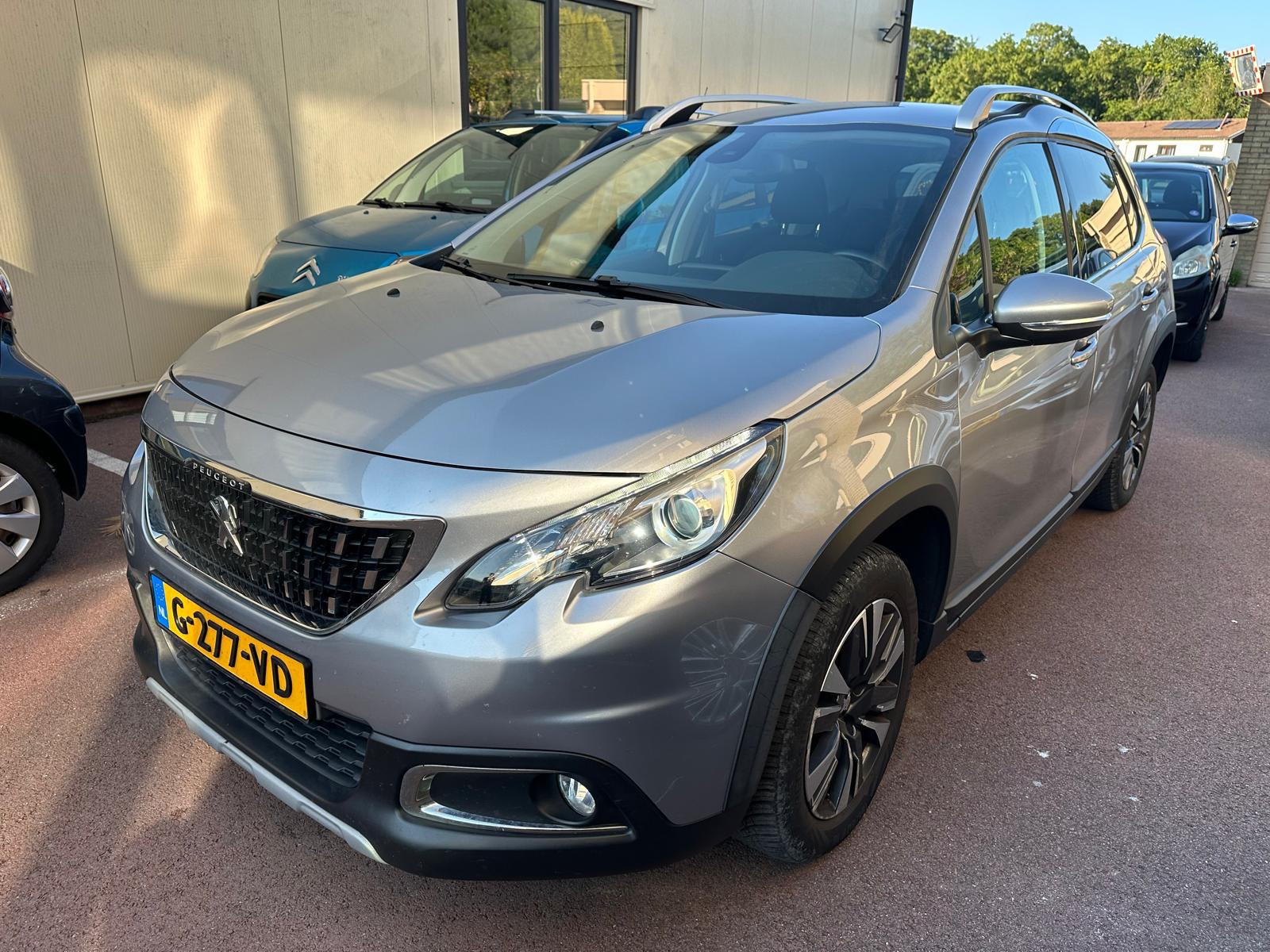 Peugeot 2008 1.2 PureTech Allure Automaat 2017 nieuwe Apk 2017 - voorkant