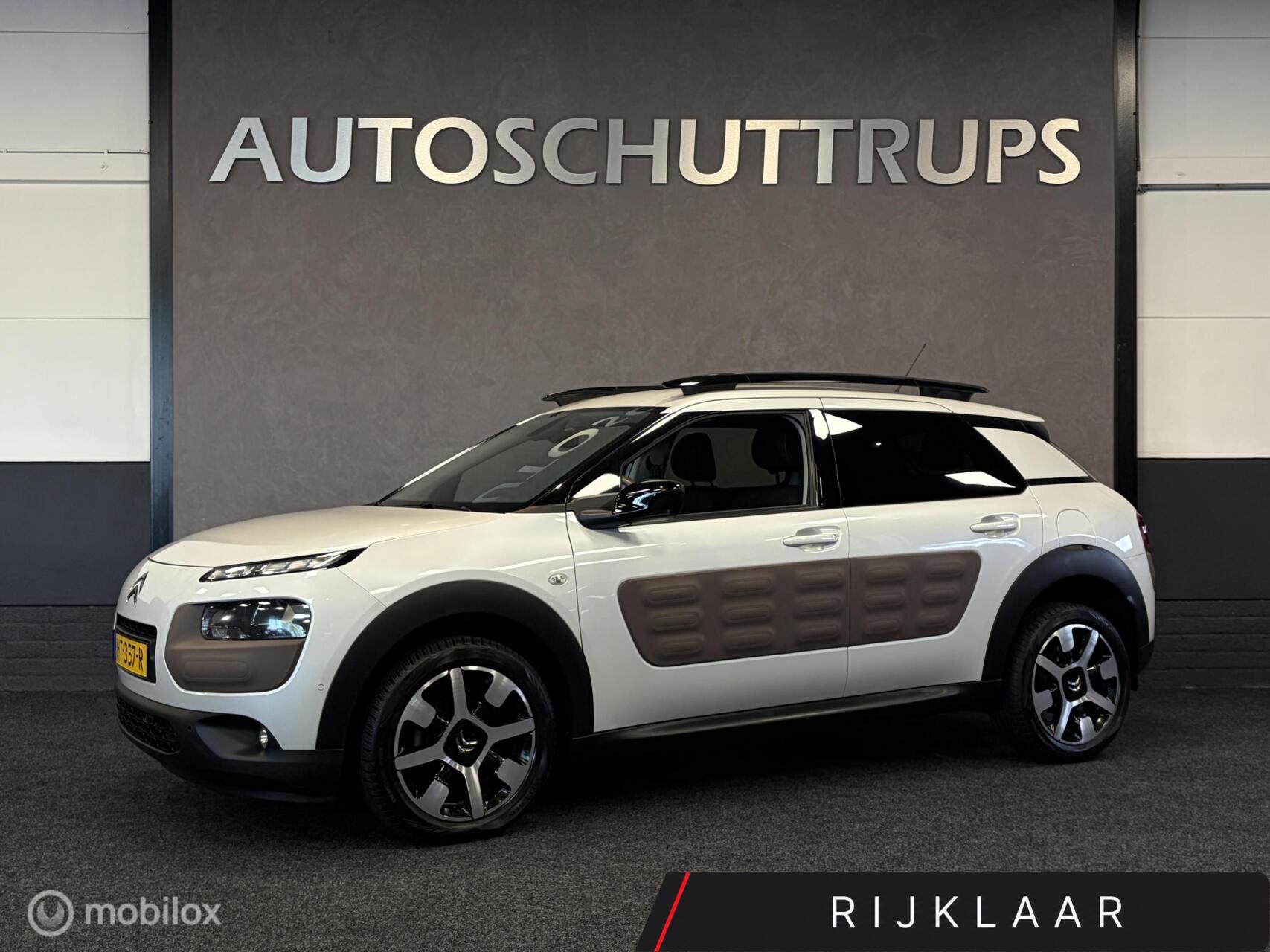 Citroen C4 Cactus 1.2 PureTech Shine NAVI / CLIMA / CRUISE / NAP / PDC / GOED O.H. / 2016 - voorkant