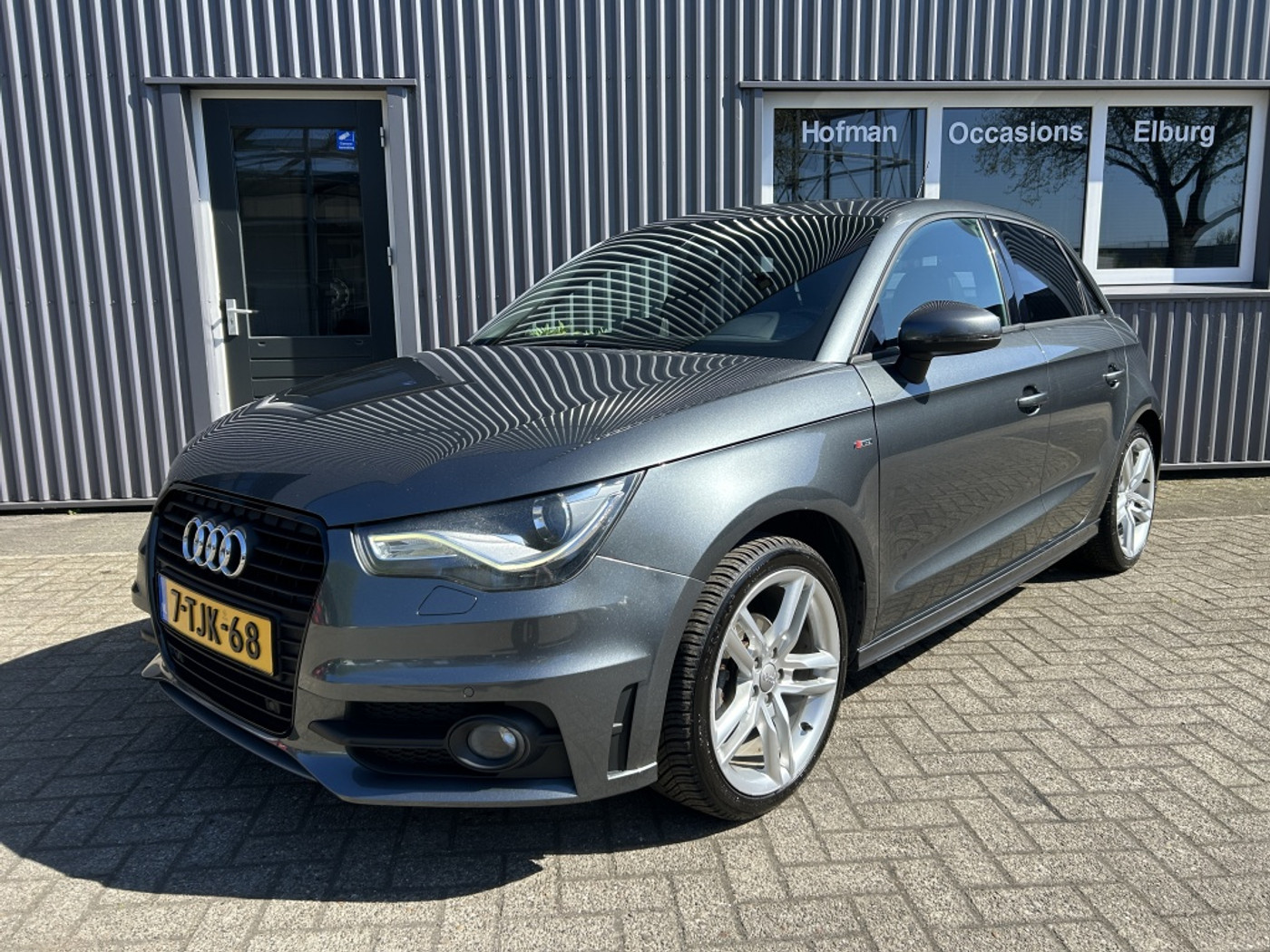 Audi A1 Sportback 1.6 TDI AUT S-Line PDC BOSE! 2012 - voorkant