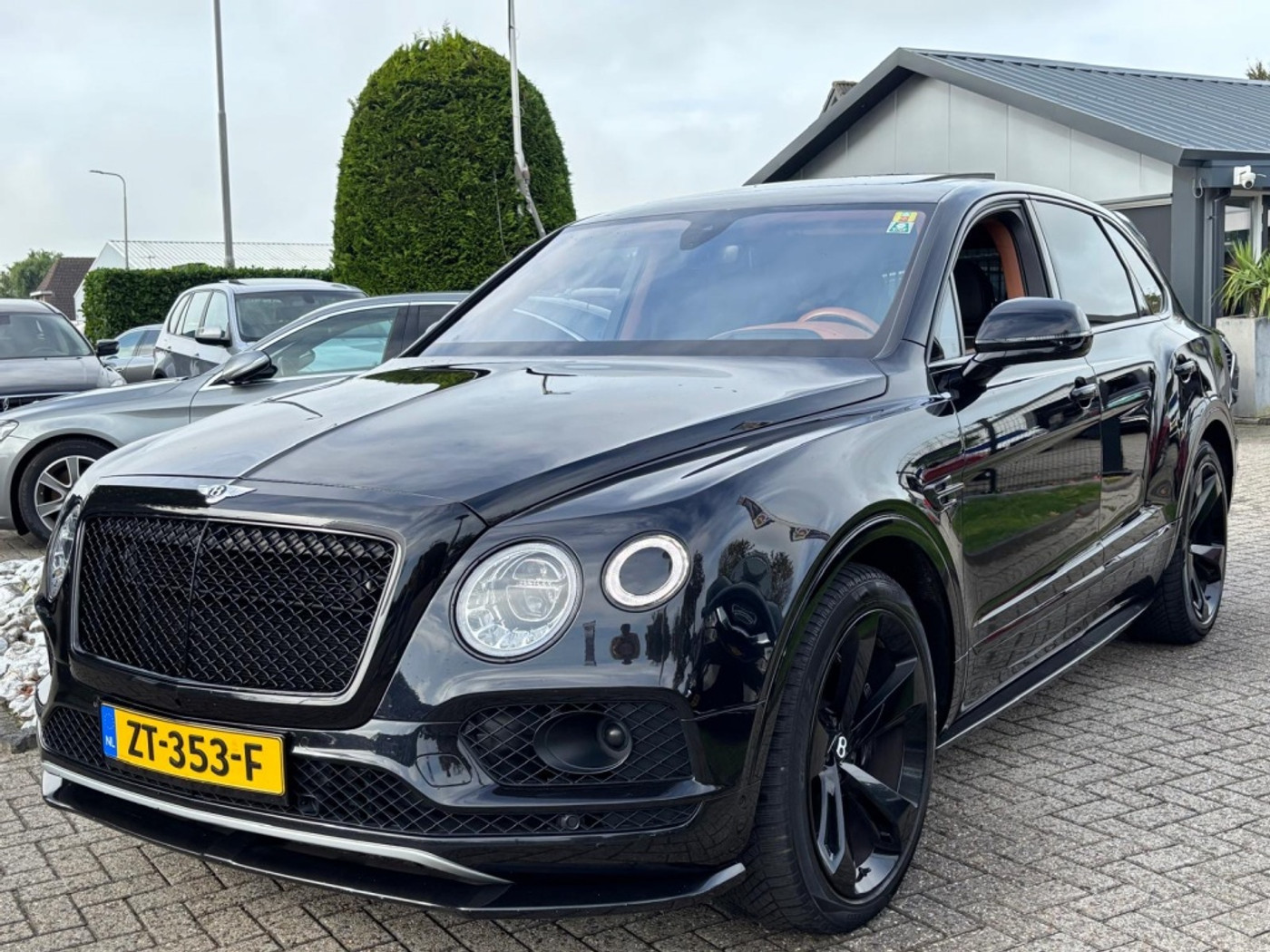 Bentley Bentayga W12 6.0 W12 Mulliner 2018 Zwart Carbon Akraprovic 2018 - voorkant