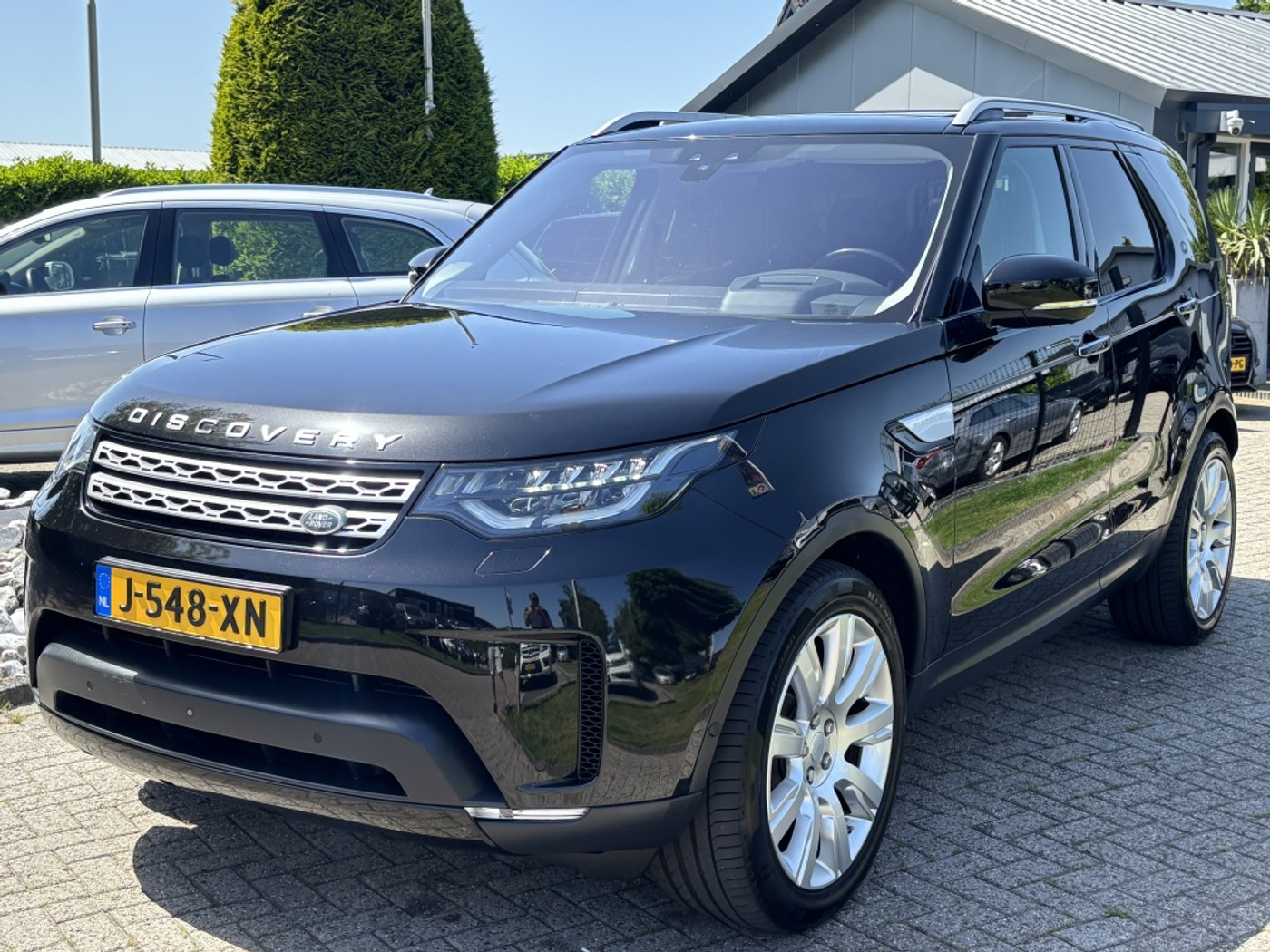 Land Rover Discovery 3.0 SI Benzine 2017 Zwart 7-Persoons Luxury Pano Trekhaak 2017 - voorkant