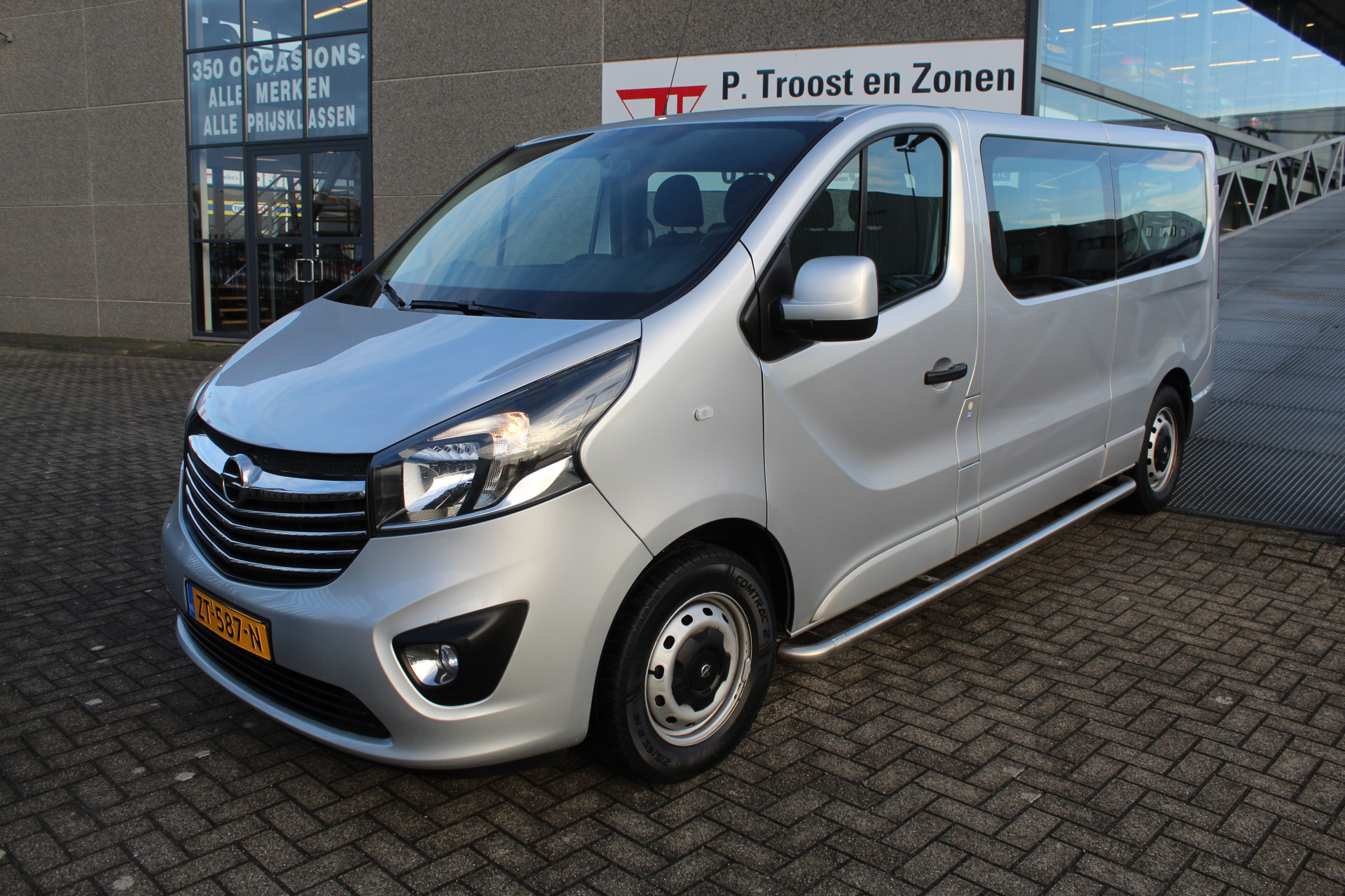 Foto van Opel Vivaro-b