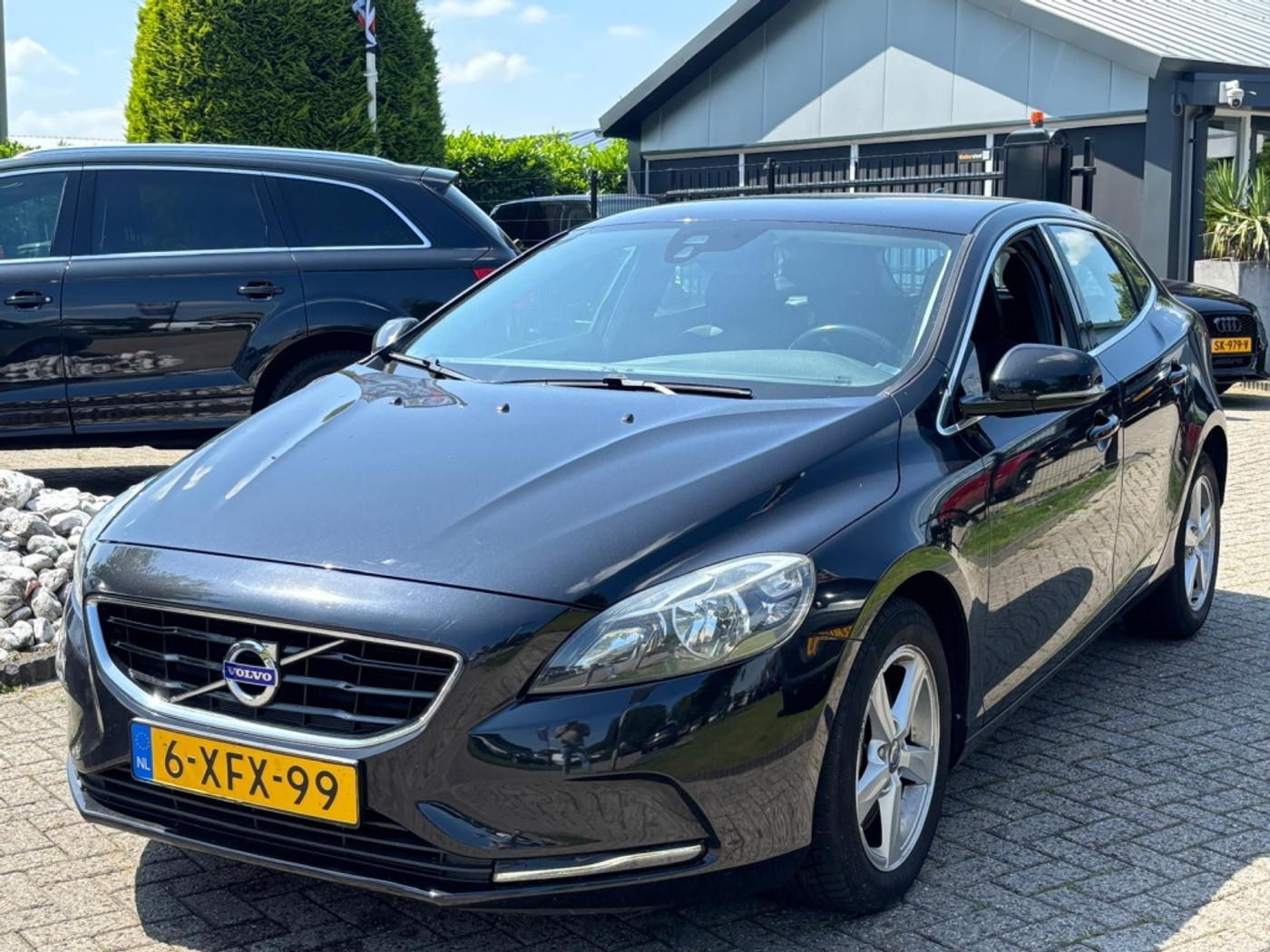 Volvo V40 2.0 D4 Momentum Zwart 2014 Trekhaak 2014 - voorkant