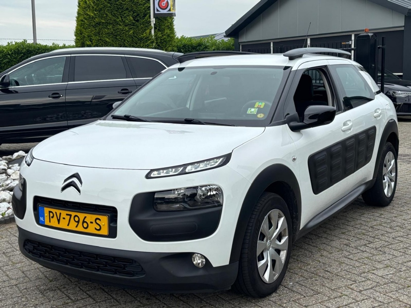 Citroen C4 Cactus 1.2 Benzine 2017 Wit Trekhaak NL Auto 2017 - voorkant