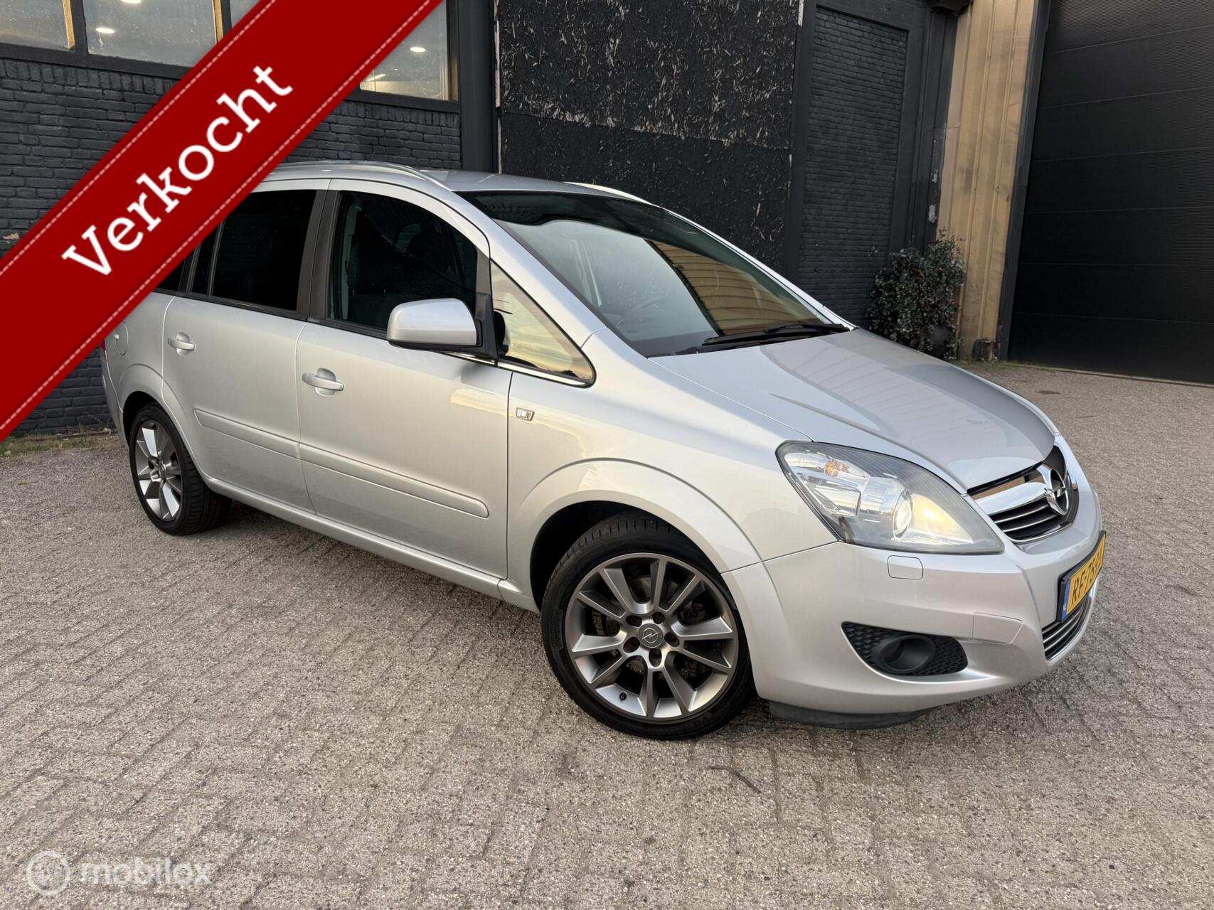 Opel Zafira 1.8 Cosmo / 7 persoons 2011 - voorkant