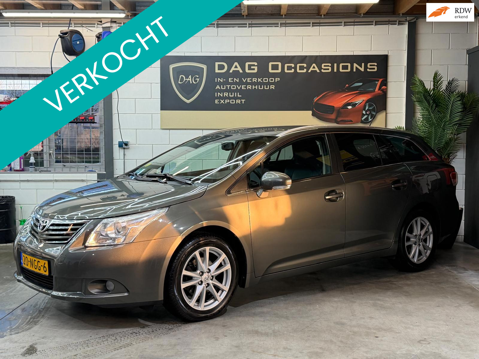Toyota Toyota Avensis 2.0 D-4D Business CAMERA|LEER|TREKHAAK|DEALER ONDERHOUDEN 2010 - voorkant