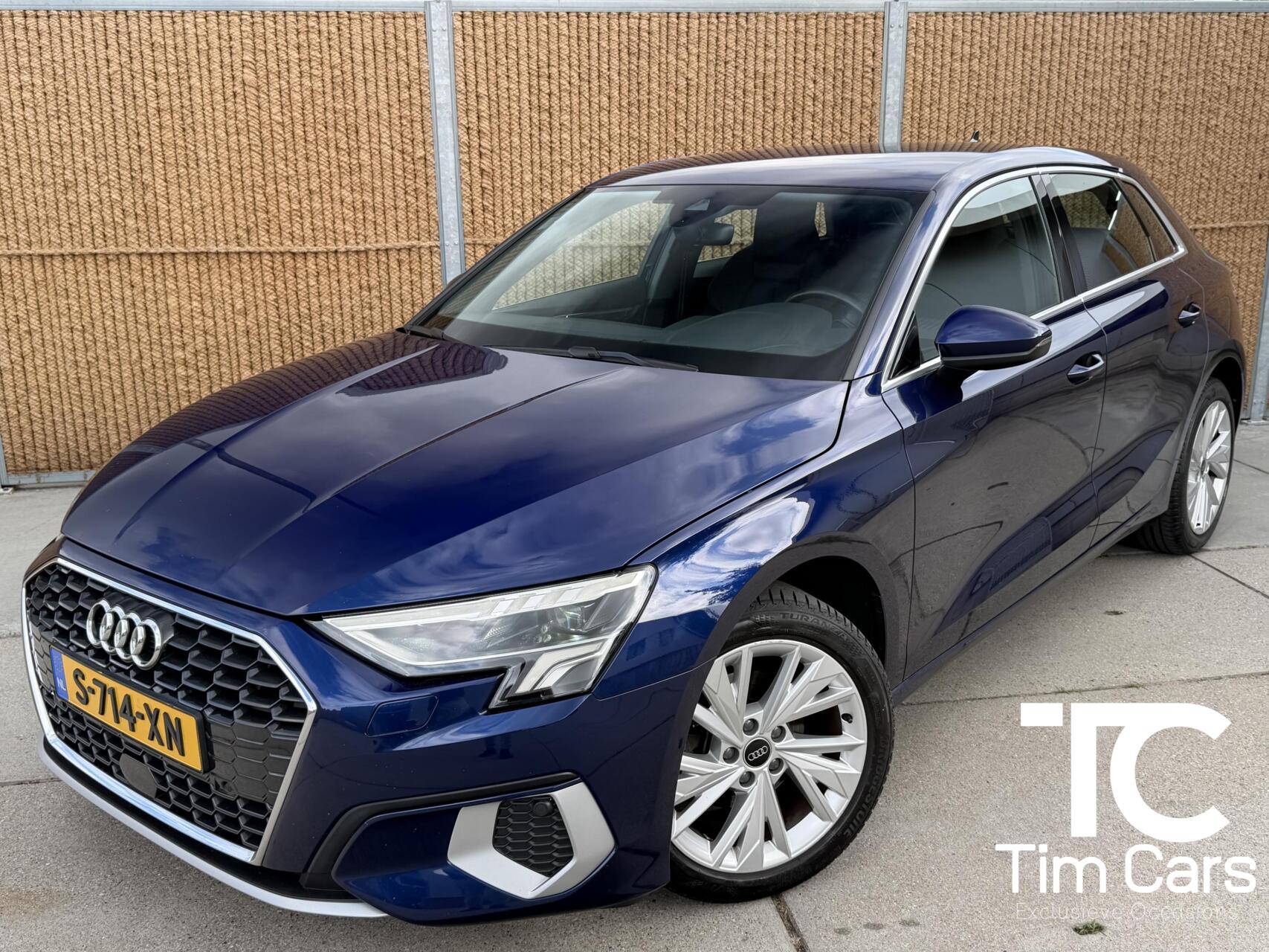Audi A3 Sportback 30 TFSI Advanced edition Automaat | Sportstoelen met lendensteun | 17 inch lichtmetalen velgen | Navigatiesysteem | Apple CarPlay | LED verlichting | Cruise control en rijbaan assistent | Parkeersensoren achter 2023 - voorkant
