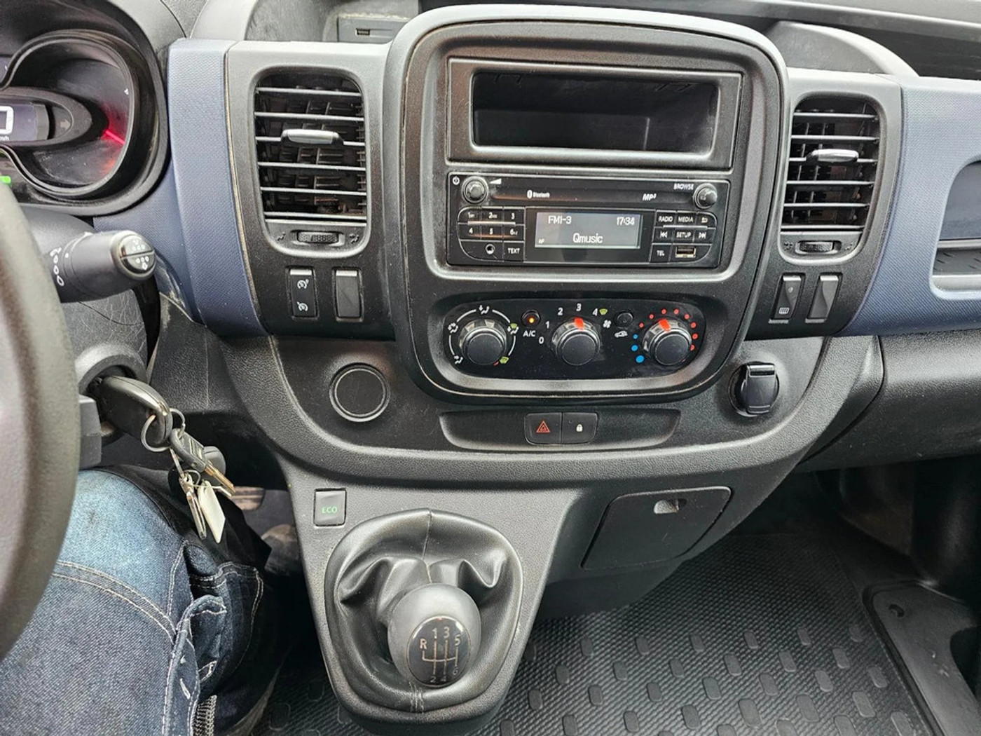 Foto van Opel Vivaro-b