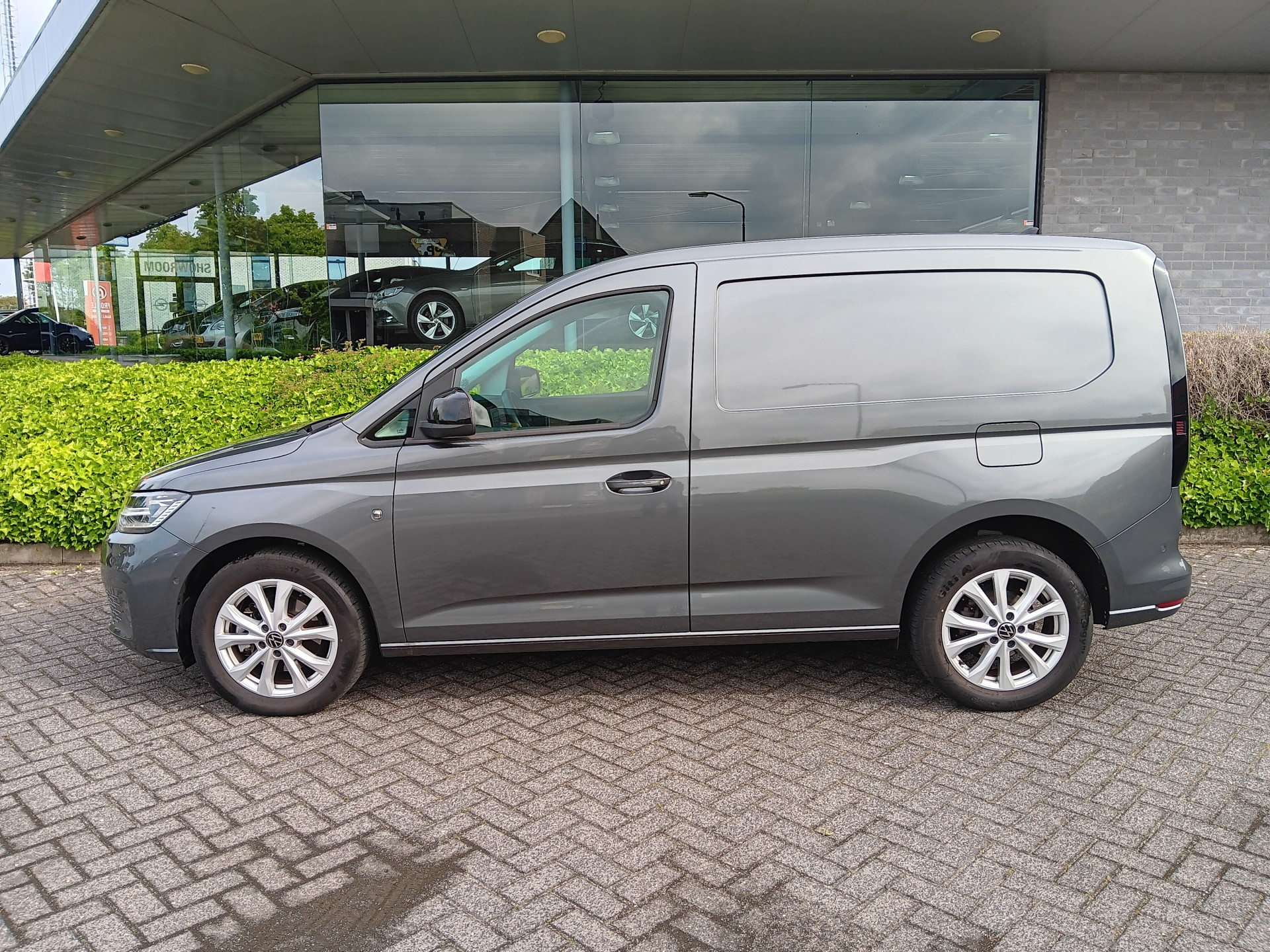 Foto van Volkswagen Caddy Modified Partition Wall