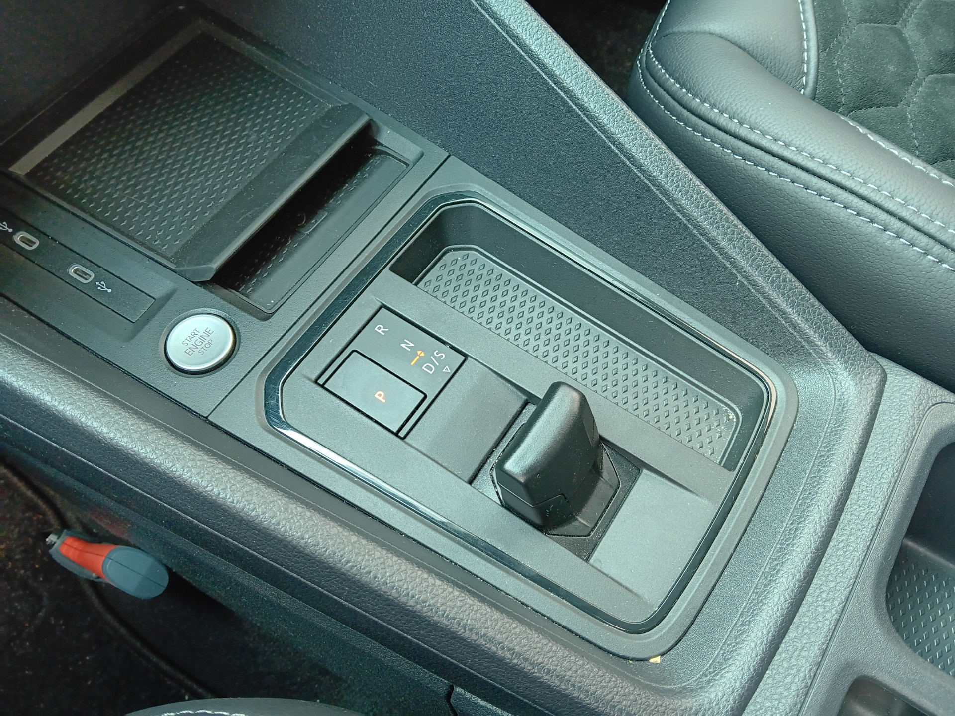 Foto van Volkswagen Caddy Modified Partition Wall