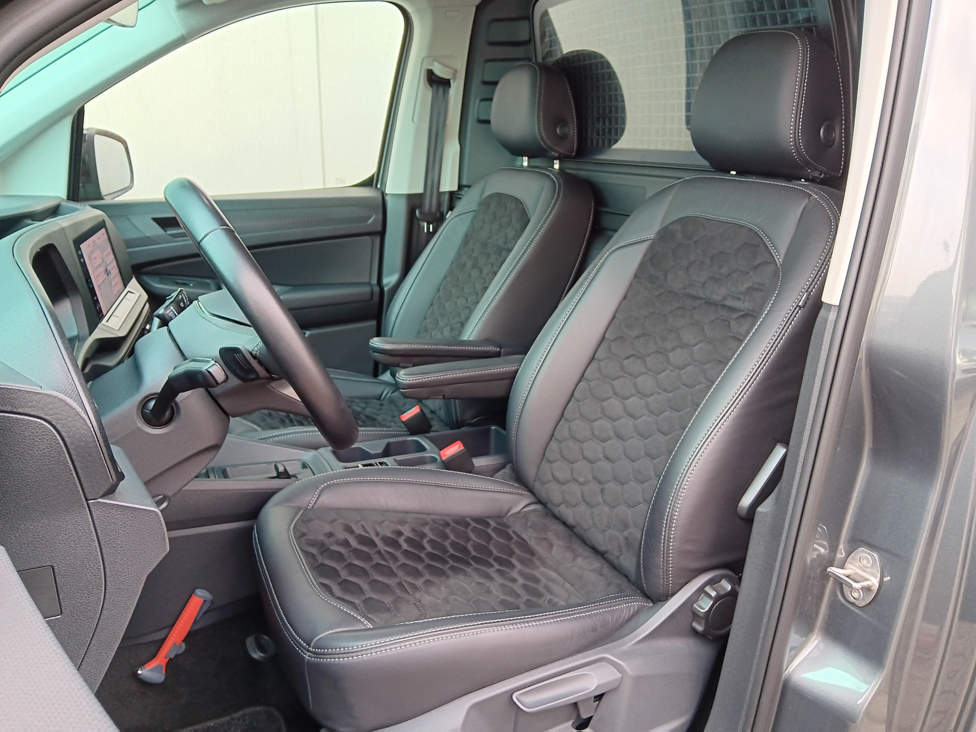 Foto van Volkswagen Caddy Modified Partition Wall