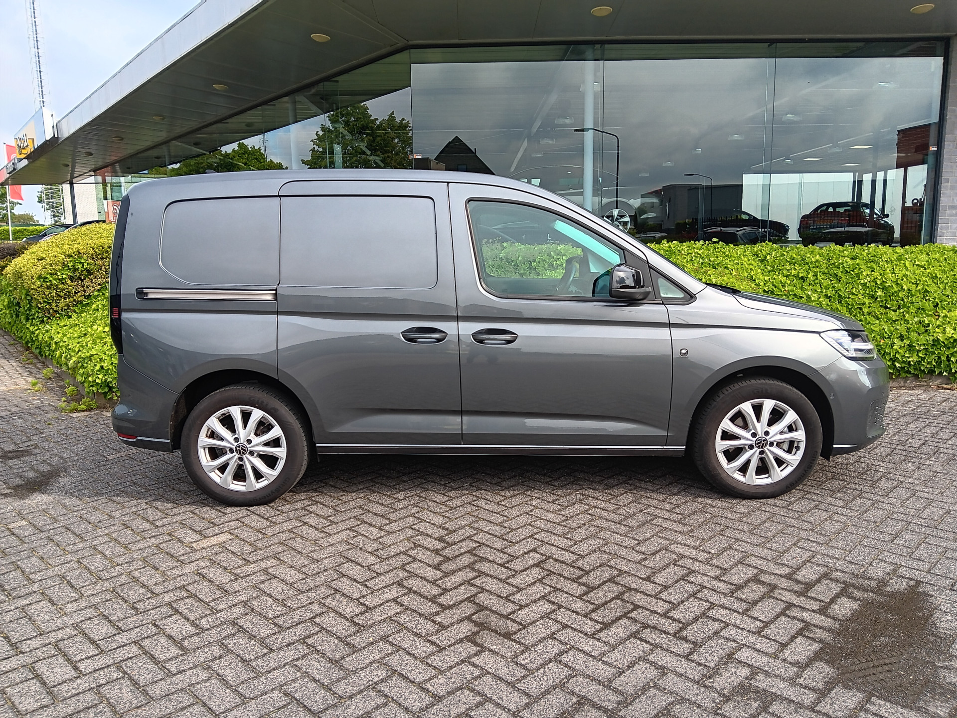 Foto van Volkswagen Caddy Modified Partition Wall