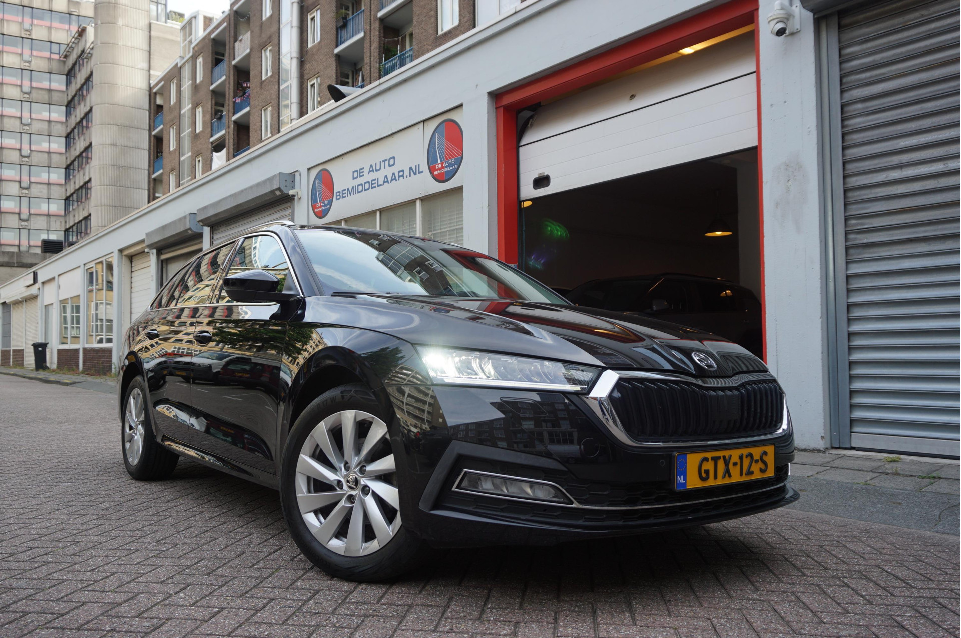 Skoda Octavia 1.0 e-TSI Sport Business | Sfeerverlichting | Virtual cockpit | Cruise + Lane | 2024 - voorkant