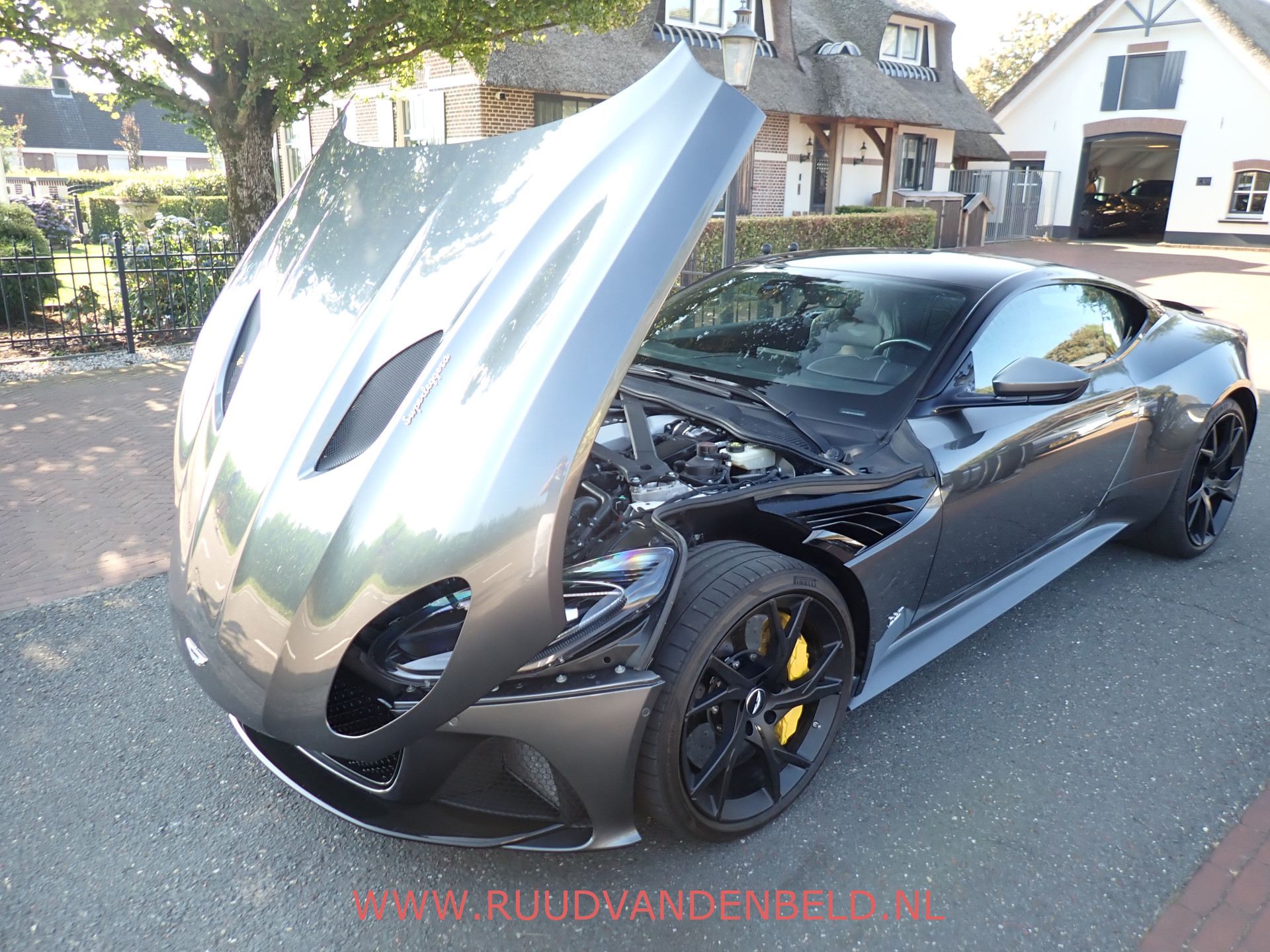 Foto van Aston Martin DBS