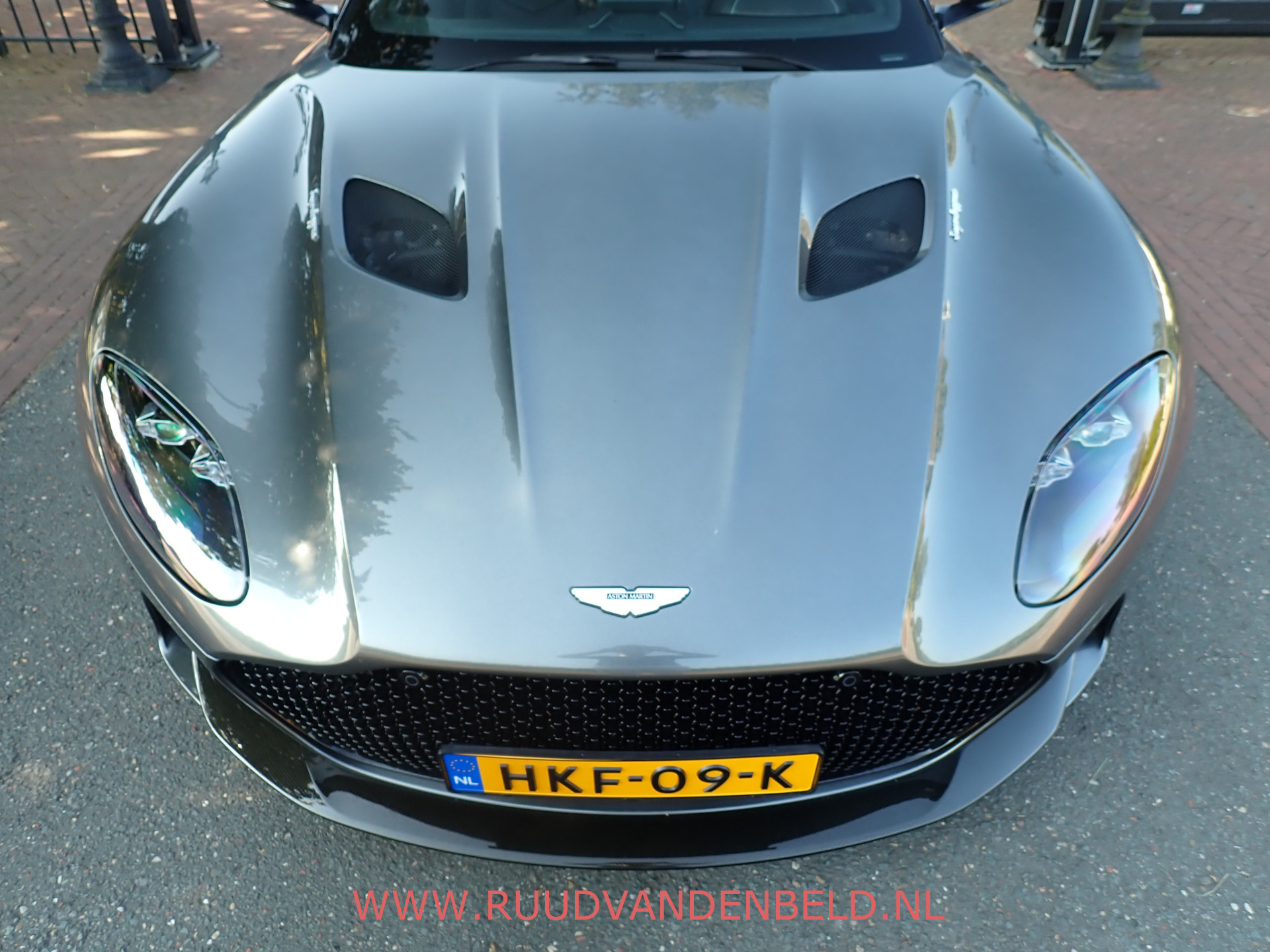 Foto van Aston Martin DBS