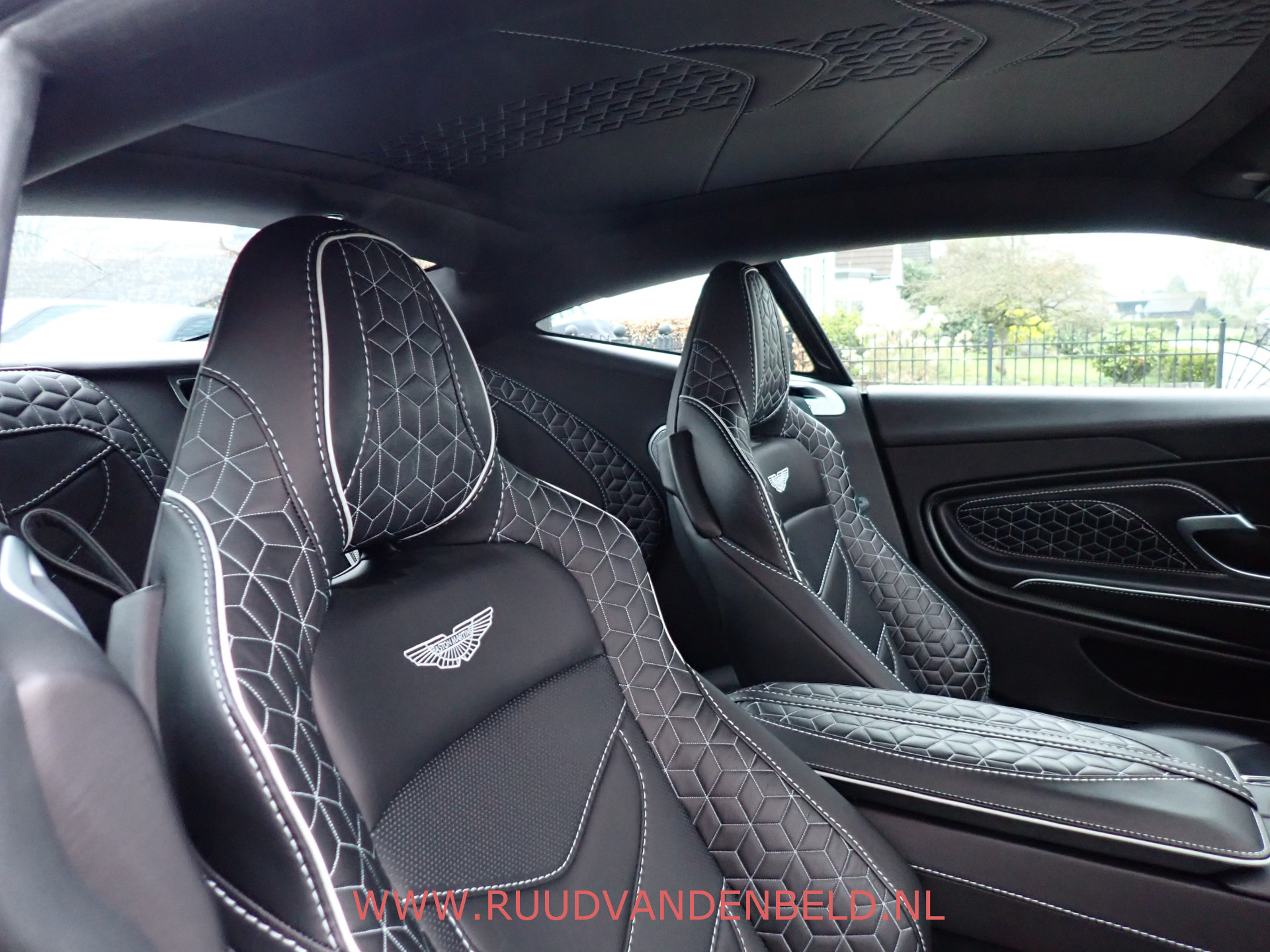 Foto van Aston Martin DBS