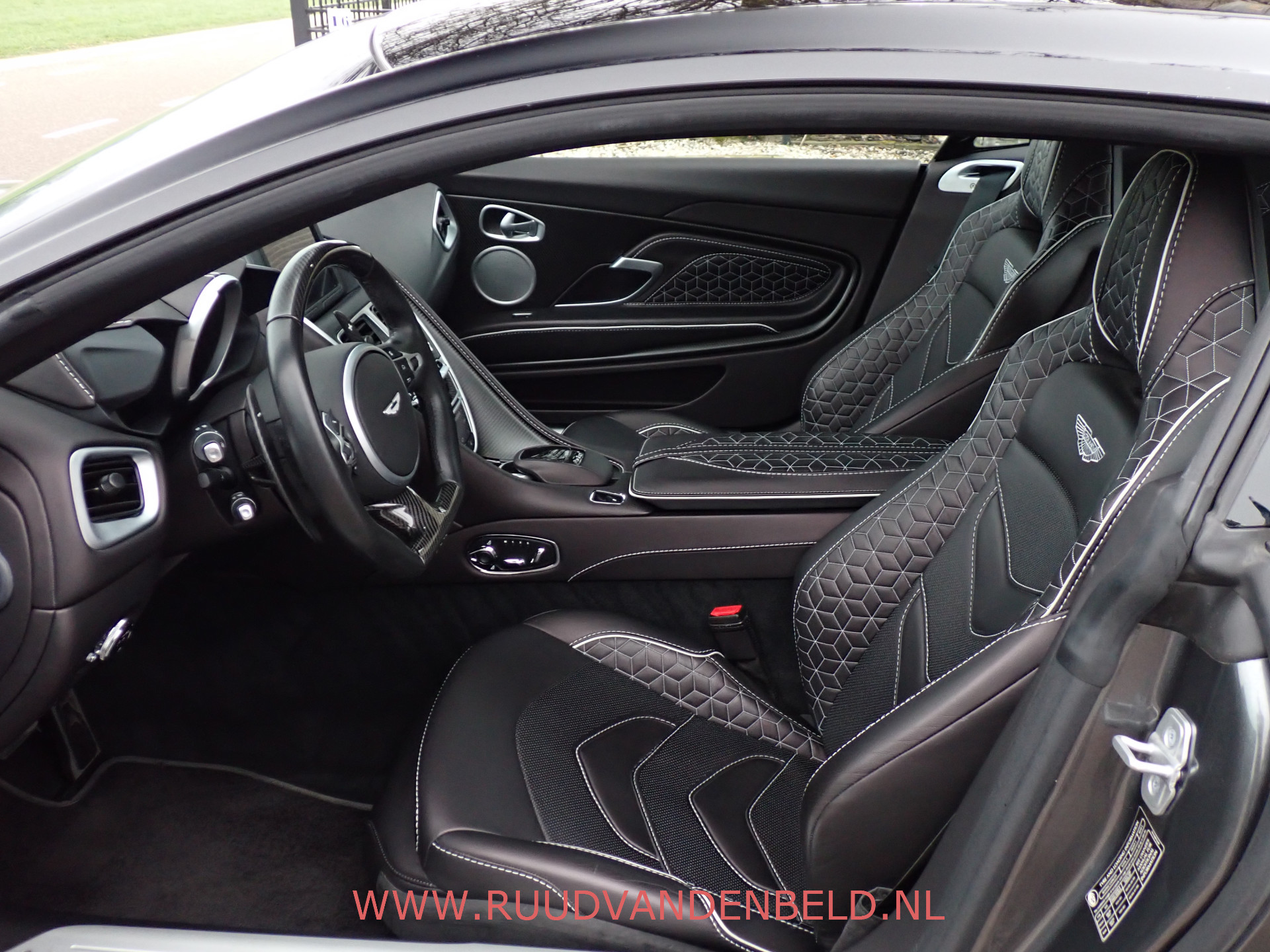 Foto van Aston Martin DBS