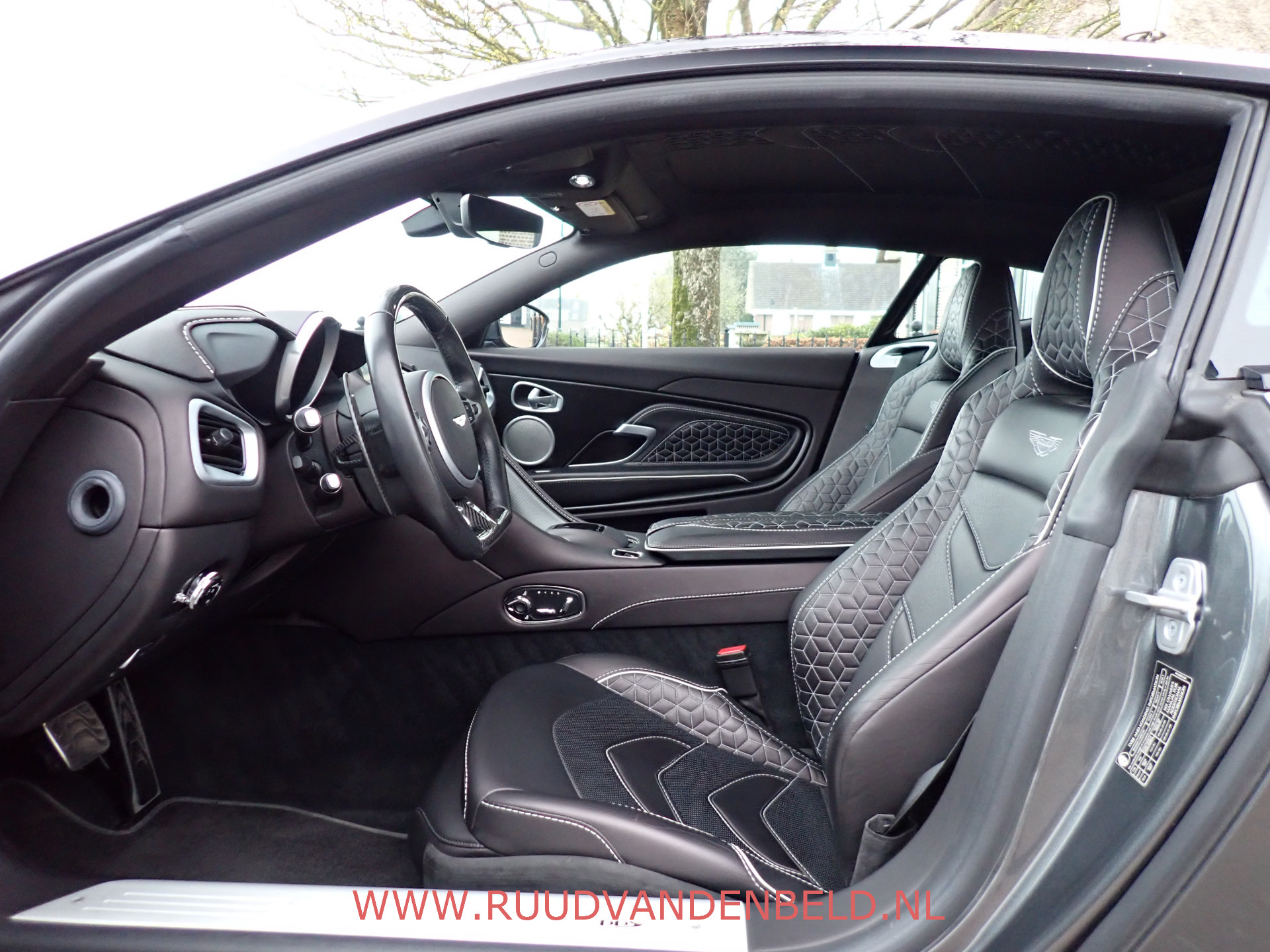 Foto van Aston Martin DBS