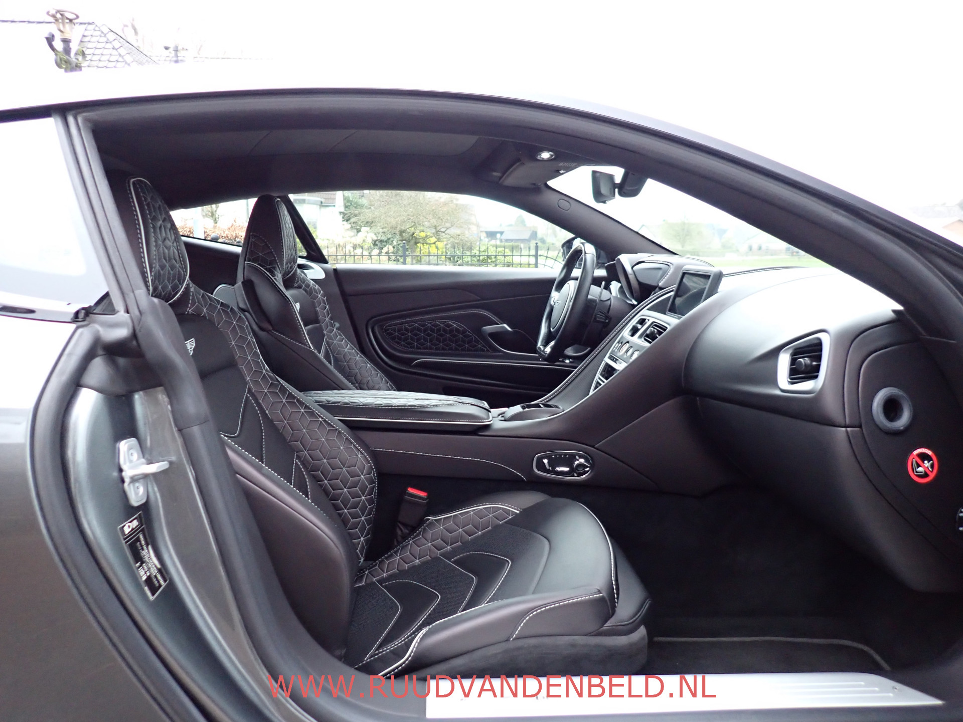 Foto van Aston Martin DBS