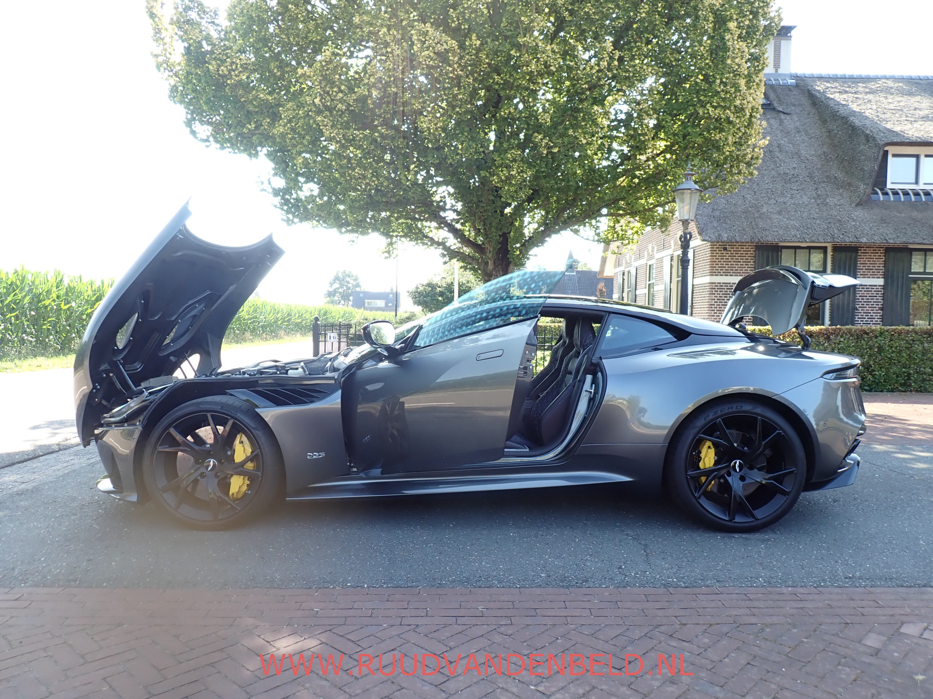 Foto van Aston Martin DBS