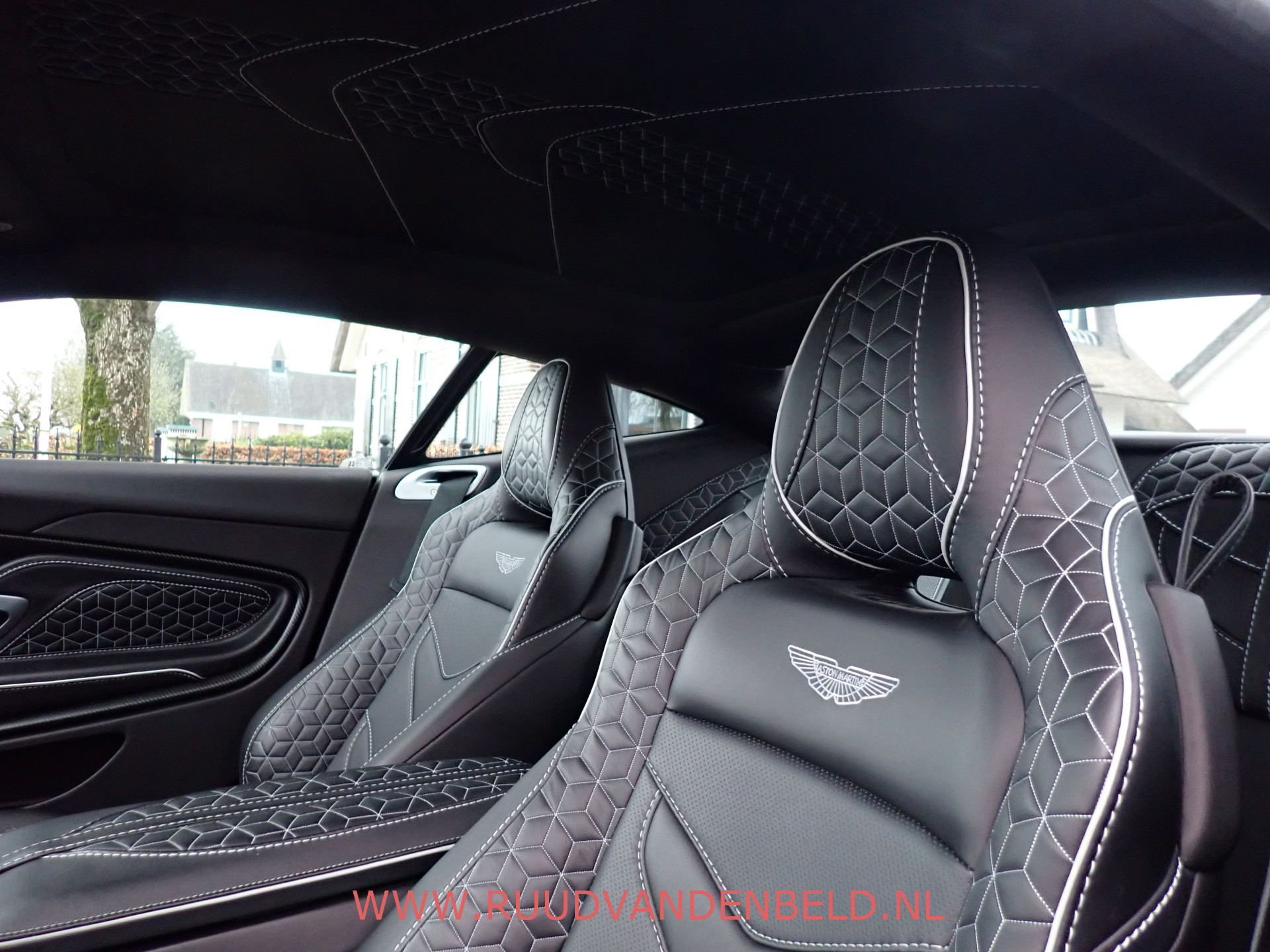 Foto van Aston Martin DBS