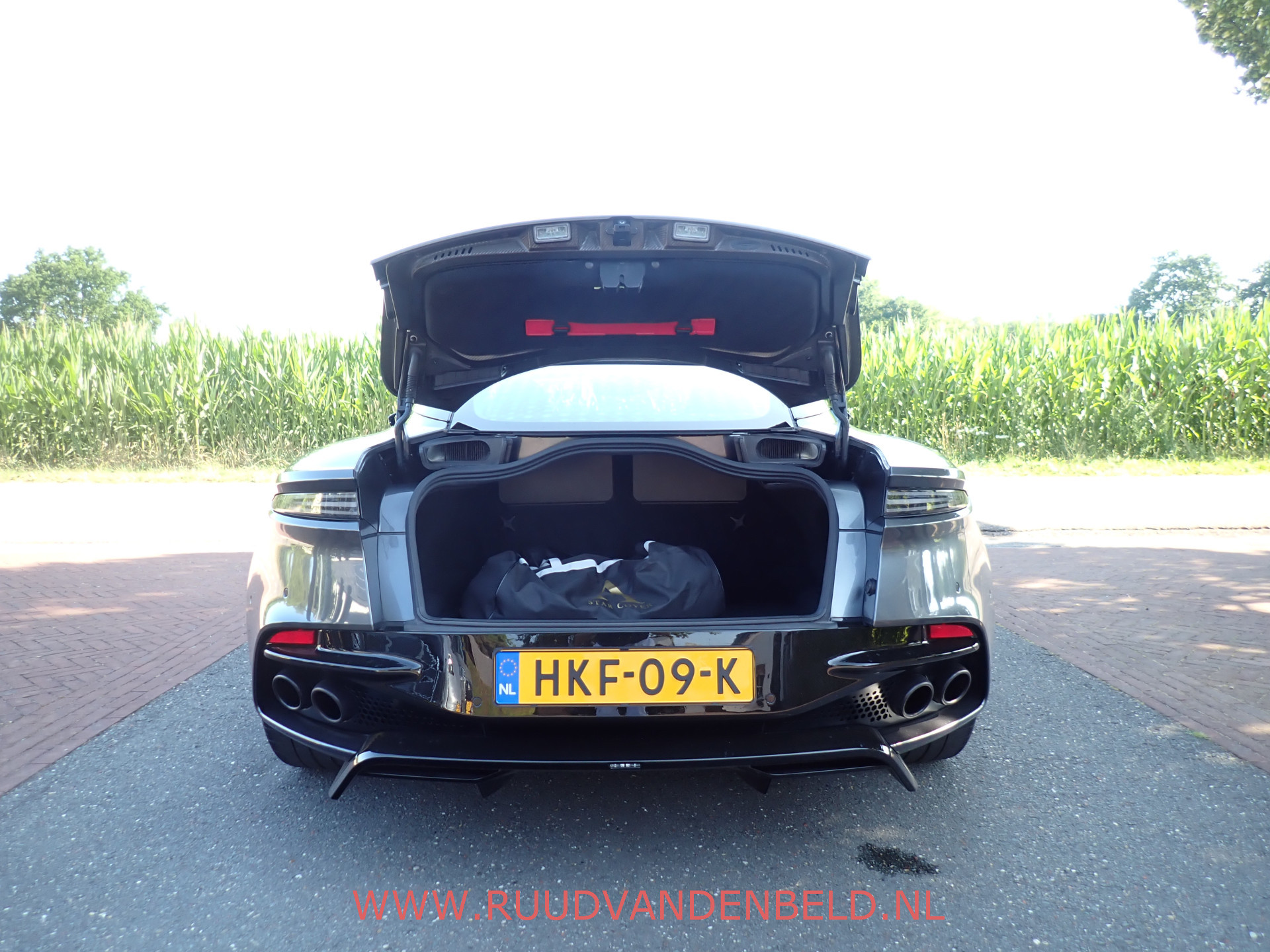 Foto van Aston Martin DBS