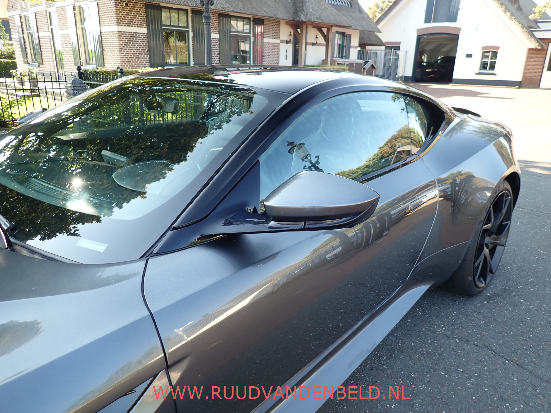 Foto van Aston Martin DBS