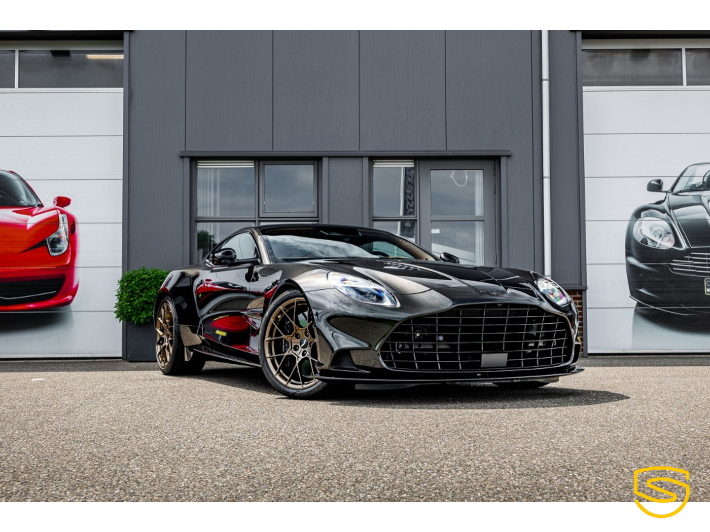 Aston Martin Vanquish V12 | Lift | 21" | Jewellery Pack | Privace Glass | 1st Owner | 2025 - voorkant