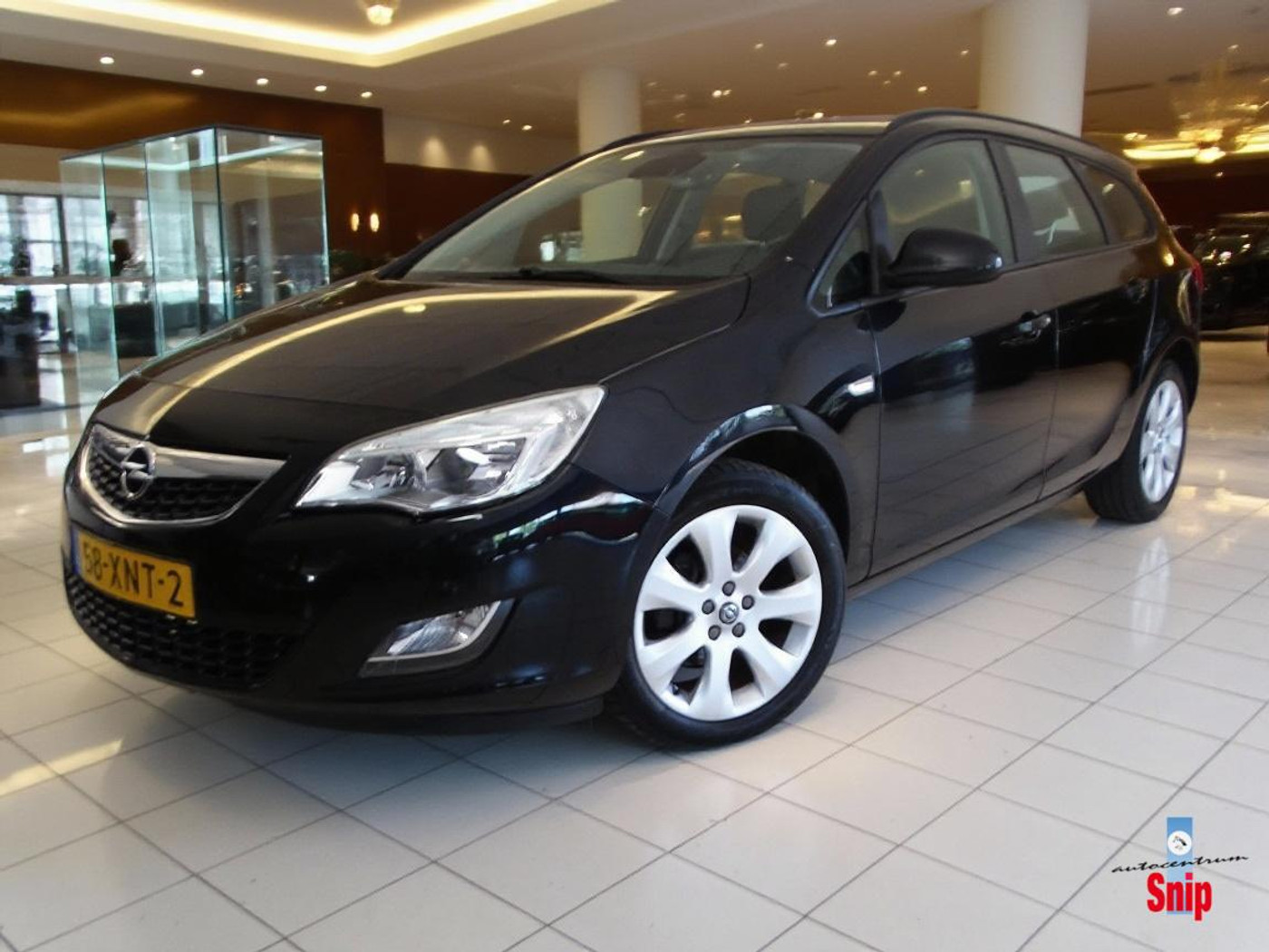 Opel Astra Sports Tourer 1.4 Cosmo 2012 - voorkant