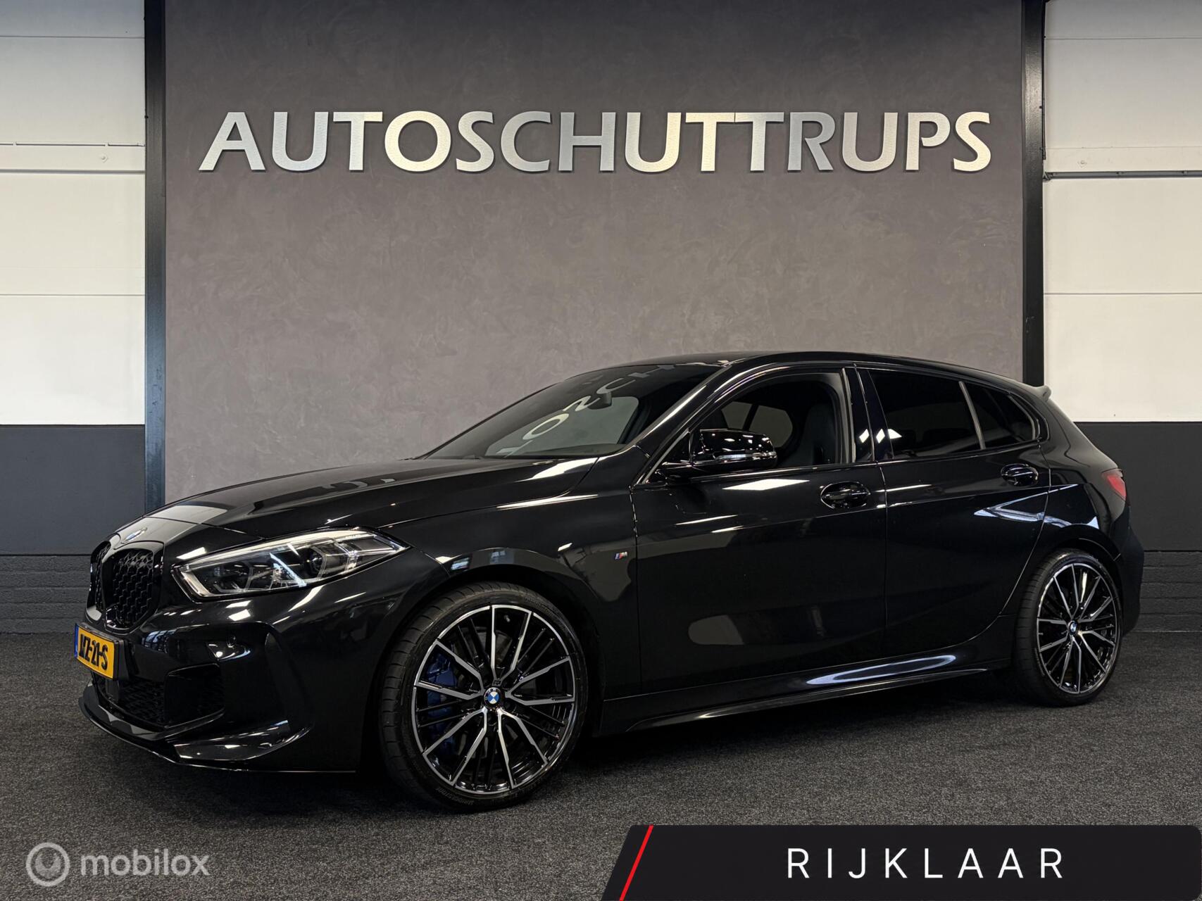 BMW 1-serie M135i xDrive High Executive Edition M SPORT / SCHUIFDAK / VOL LEDER / PANO / HARMAN & KARDON / STOELVERW. / BOMVOL! / RIJKLAAR 2020 - voorkant