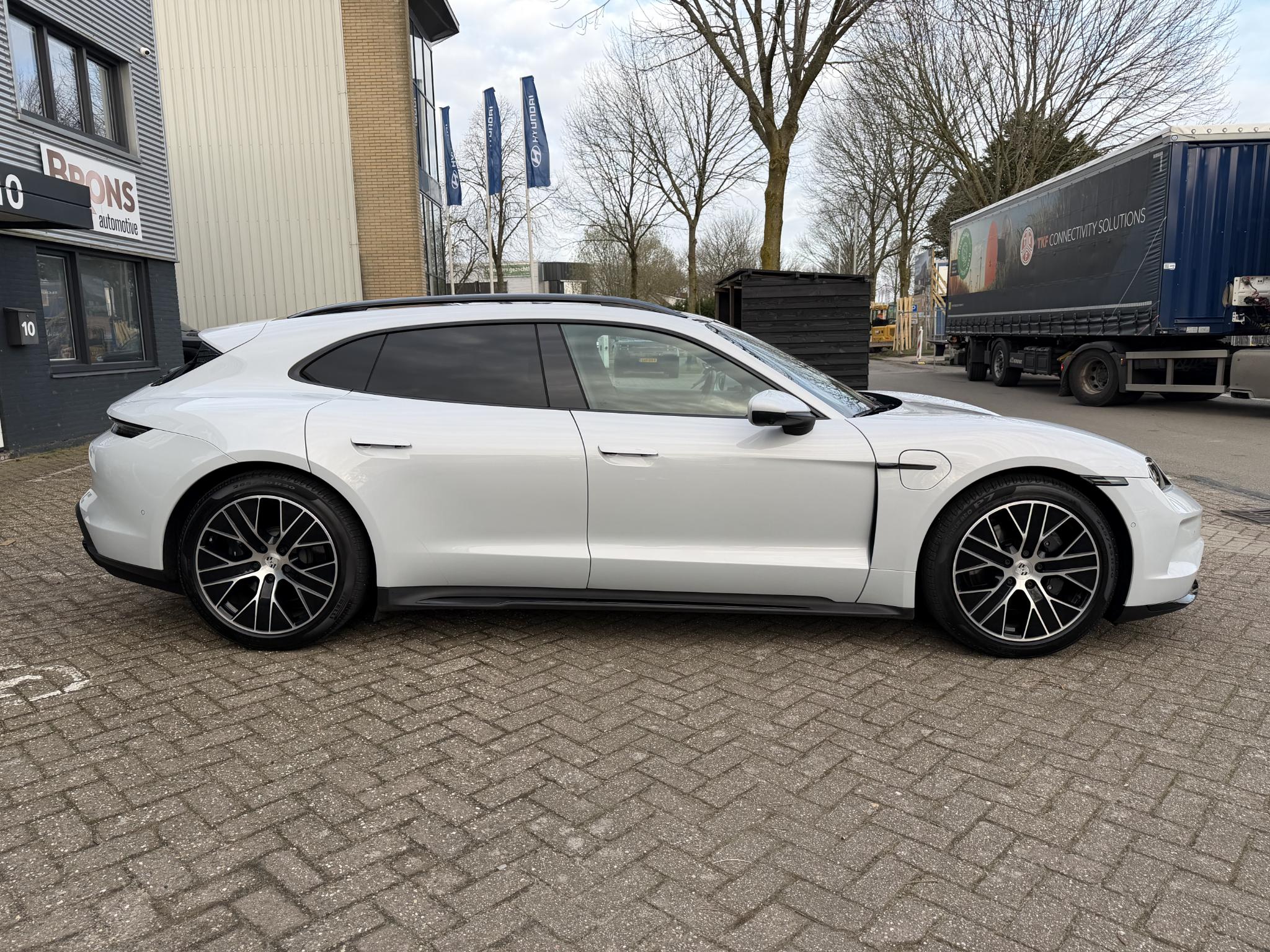 Foto van Porsche Taycan Sport Turismo