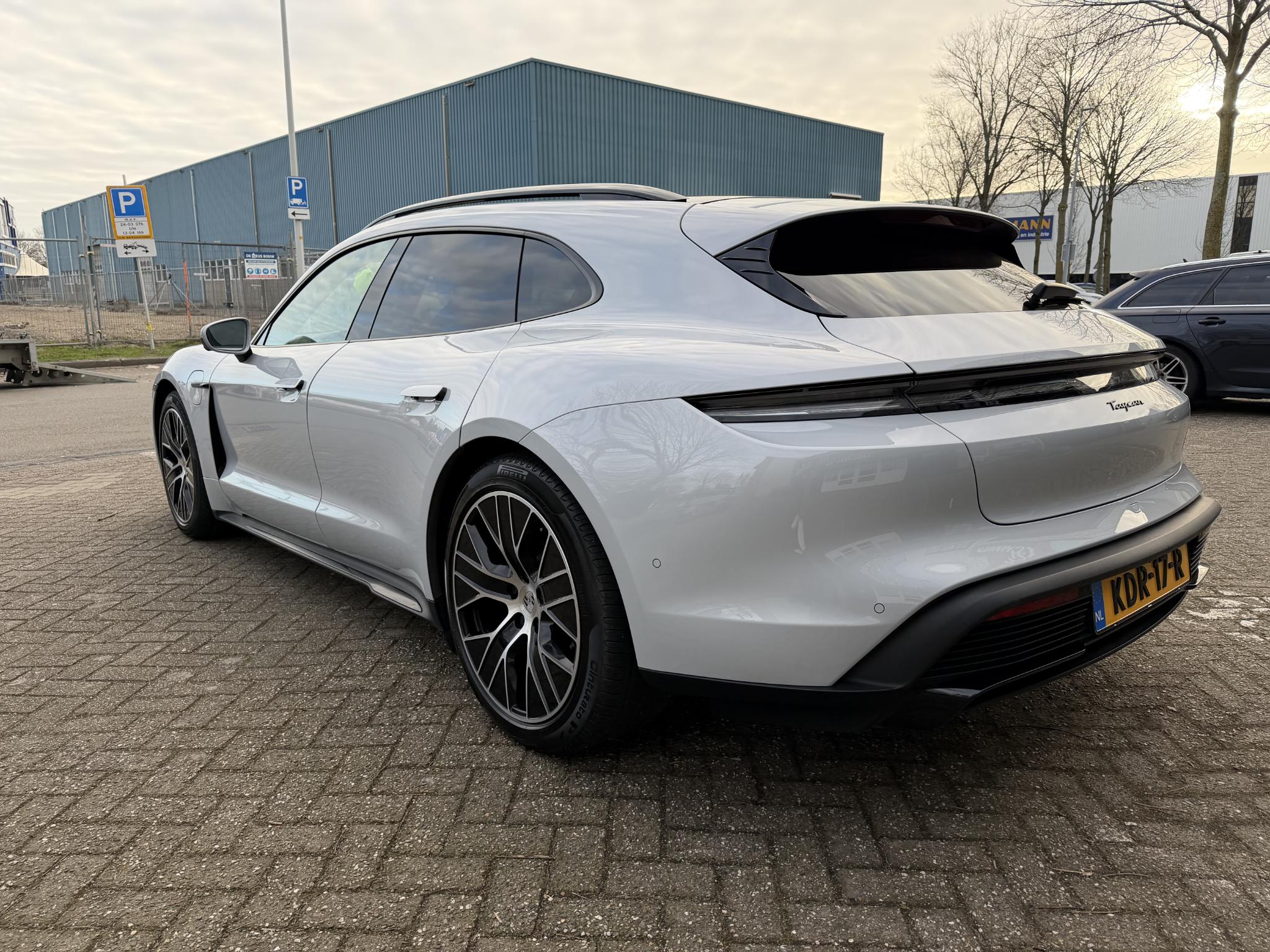 Foto van Porsche Taycan Sport Turismo