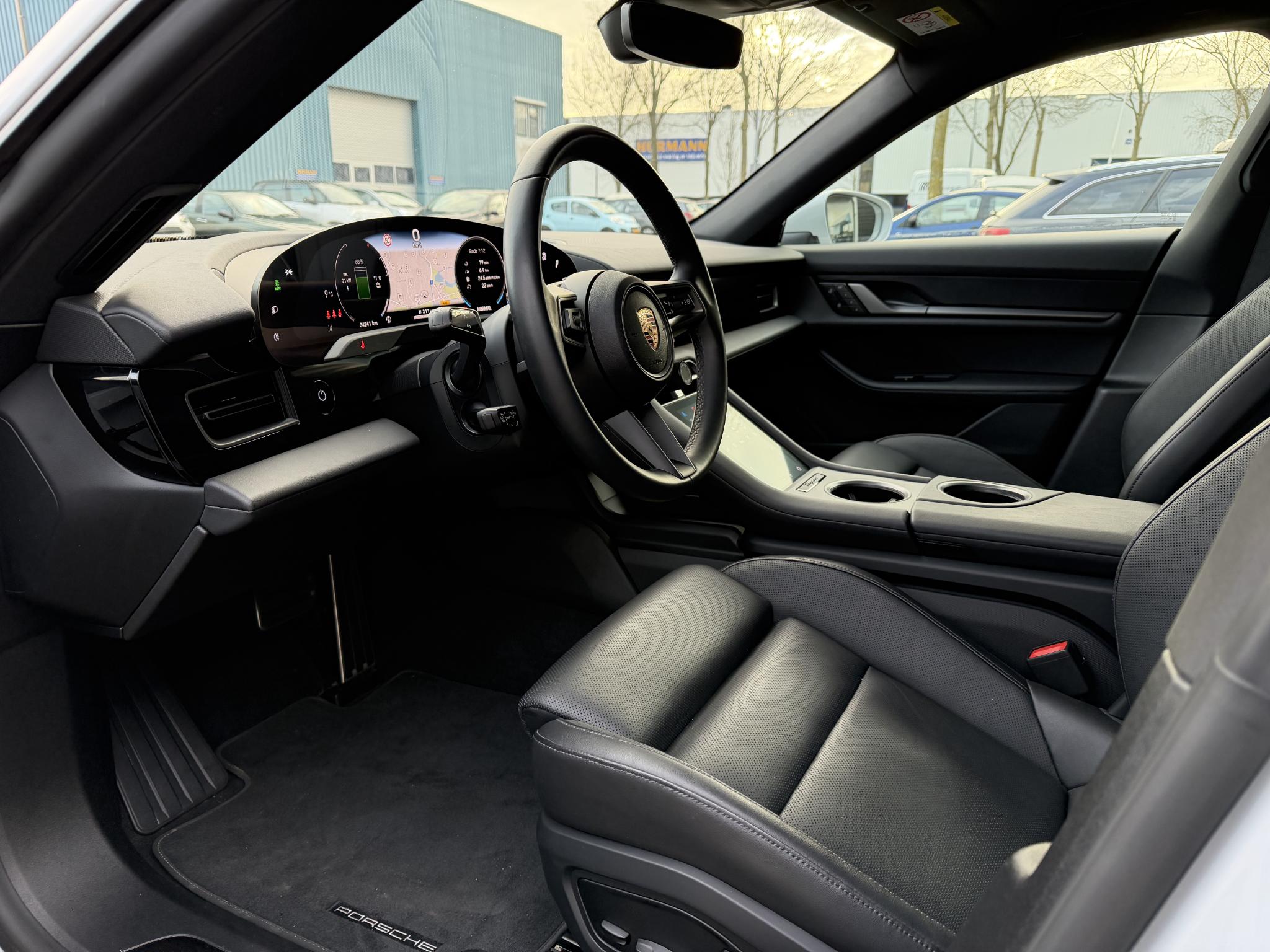 Foto van Porsche Taycan Sport Turismo