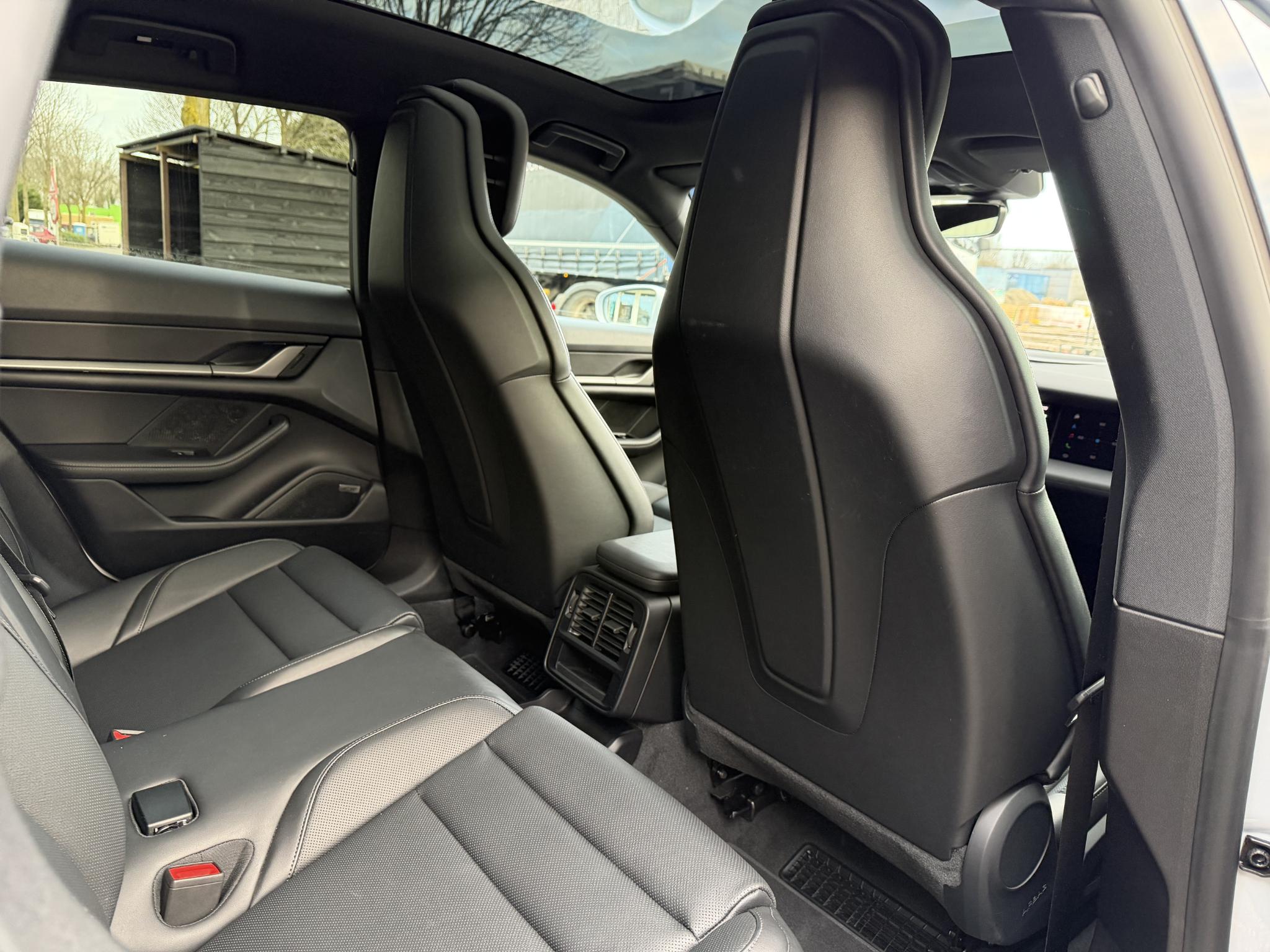 Foto van Porsche Taycan Sport Turismo