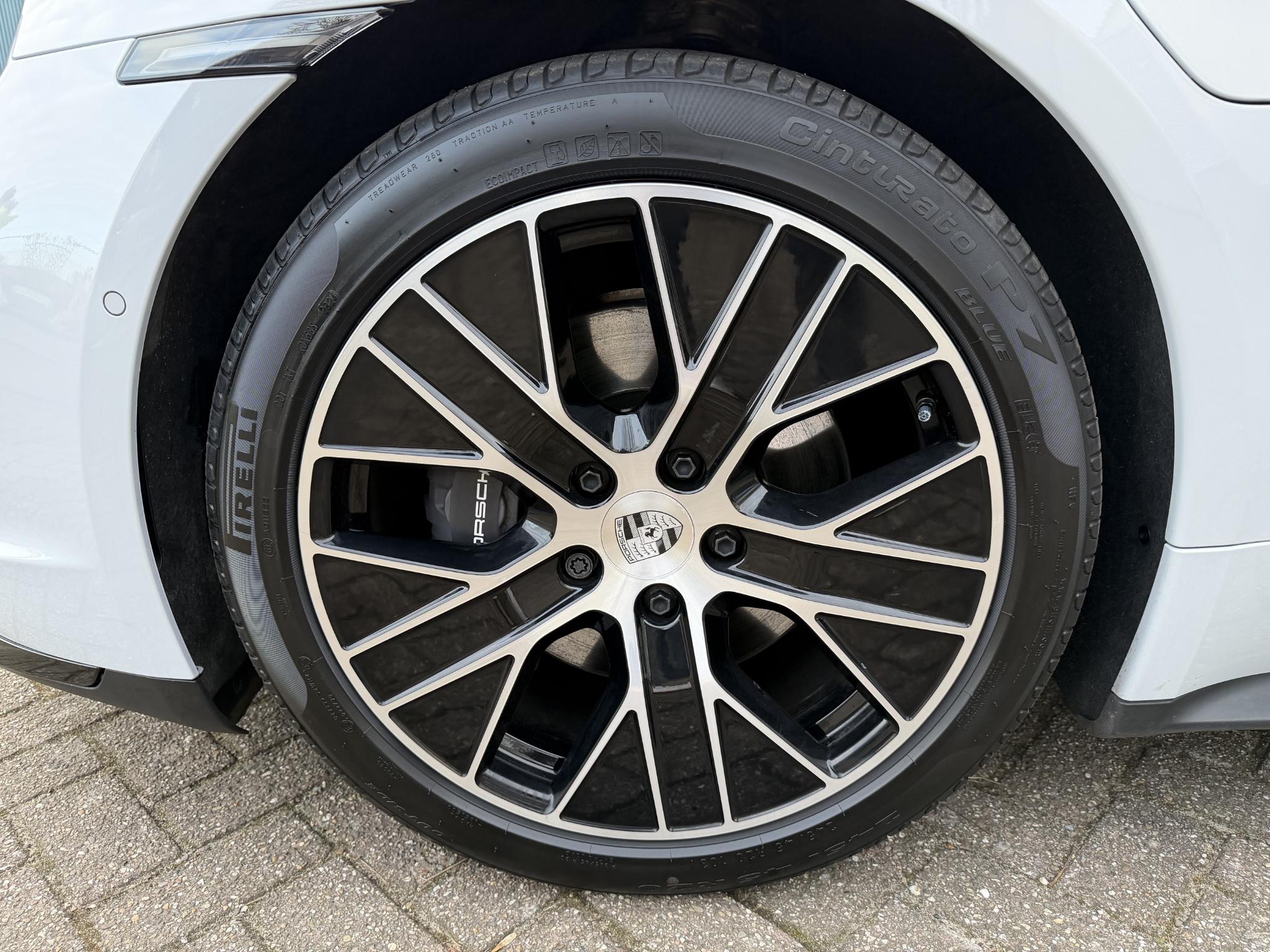 Foto van Porsche Taycan Sport Turismo