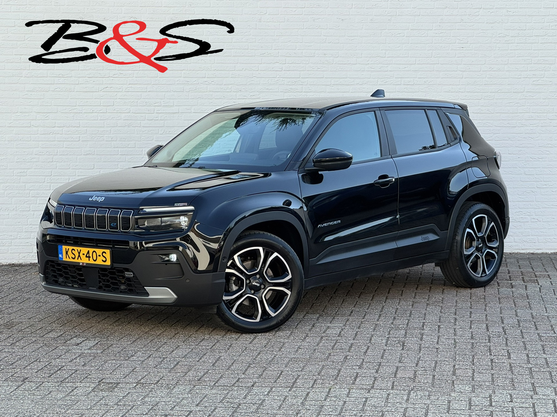 Jeep Avenger Summit 54 kWh SOH 94% Elek a-klep Verwarmde voorruit Camera Navigatie Carplay Adapive cruise 2023 - voorkant