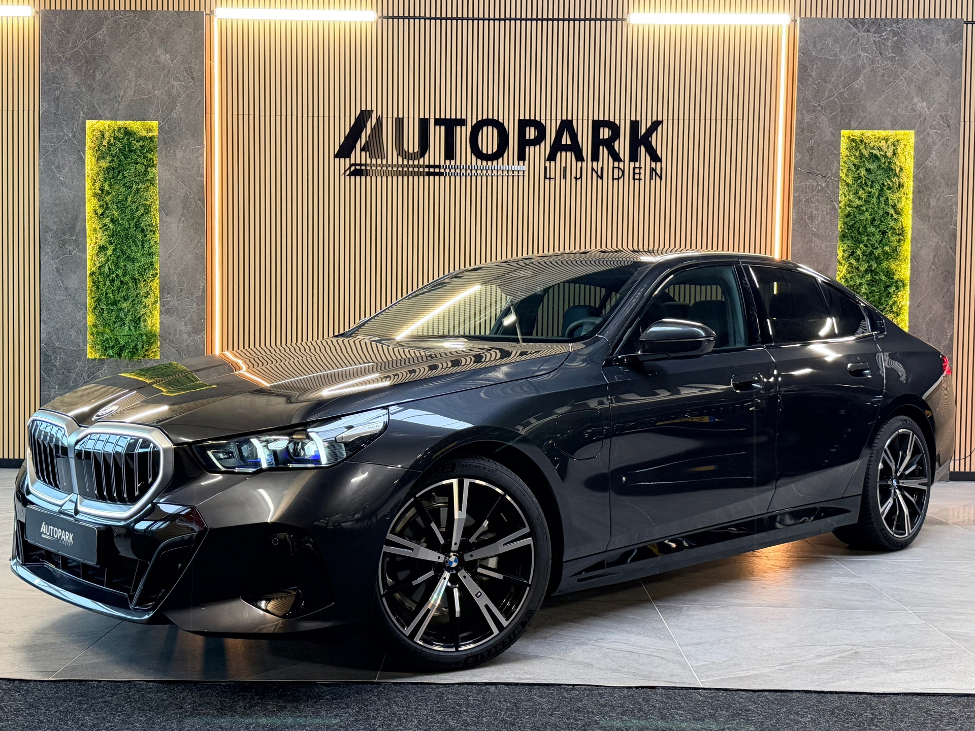 BMW 5-serie 530e M Sport Edition BTW|PANO|HARMAN KARDON|HuD|360 CAM|MEMORY|KEYLESS|FABRIEKSGARANTIE|SFEERVERLICHTING|299PK|BOMVOL! 2025 - voorkant