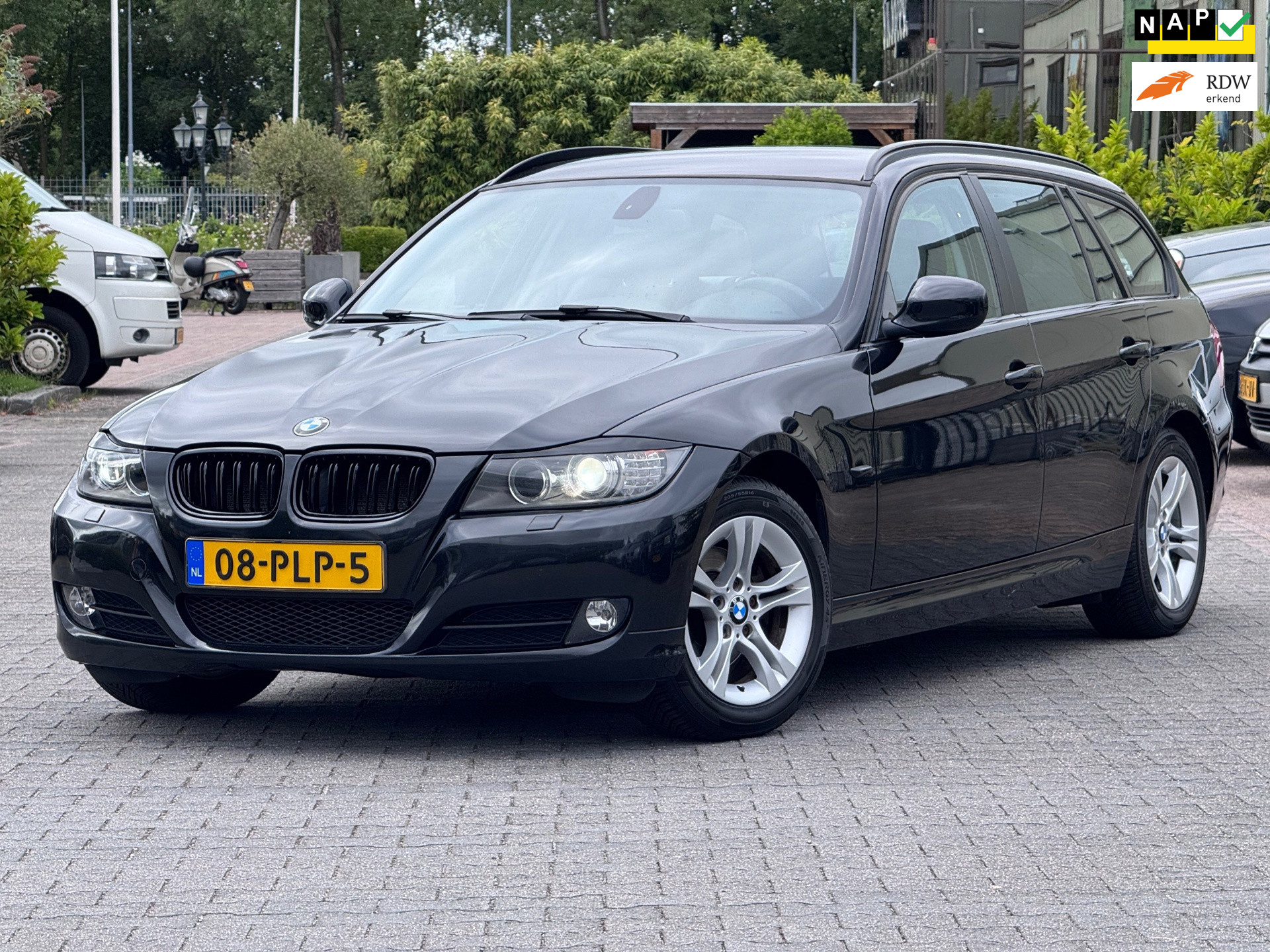 BMW 318i 318i High Executive | Automaat | Xenon | Parkeersensoren | Trekhaak | Bluethooth | Climate control 2011 - voorkant