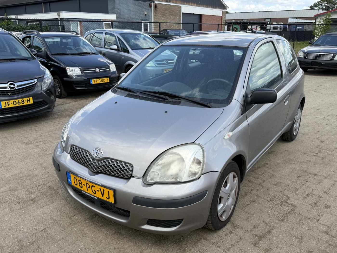 Toyota Yaris 1.3 VVT-i Idols 2004| GRIJS| AIRCO| TREKHAAK| 3DRS| NAP 2004 - voorkant