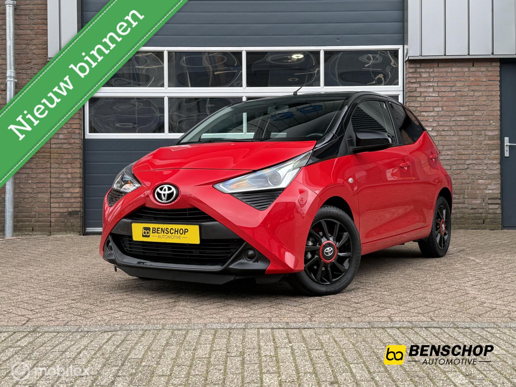 Toyota Aygo 1.0 VVT-i x-play Bi-tone Carplay Camera Lichtmetaal 5 Deurs 2020 - voorkant