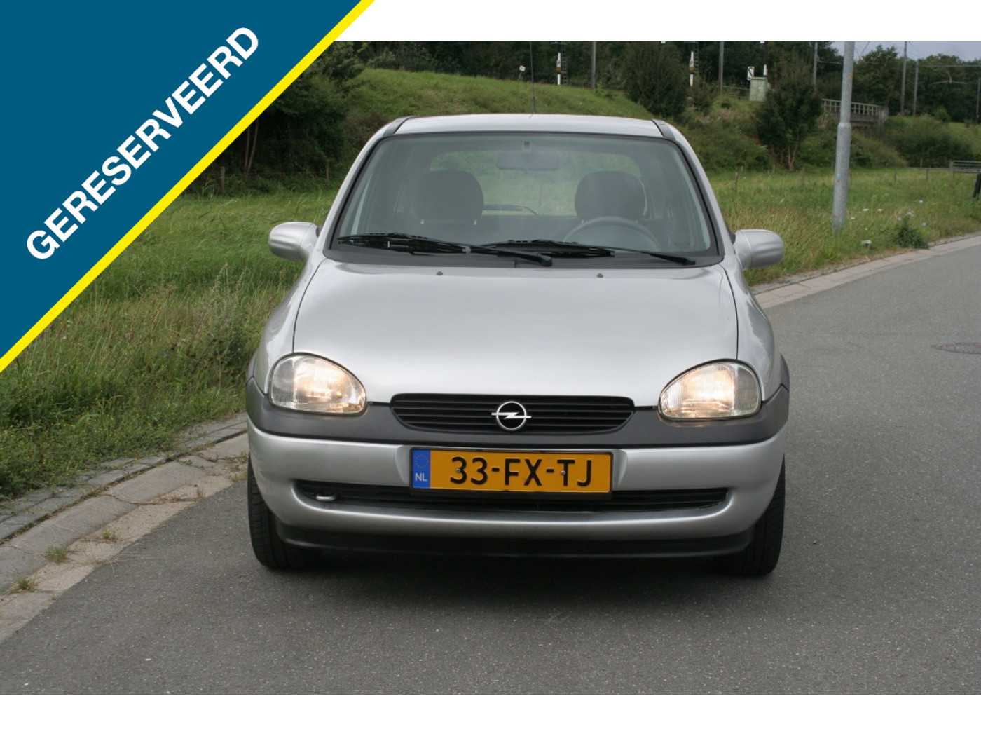 Opel Corsa-b 1.2i-16V Onyx 2000 - voorkant
