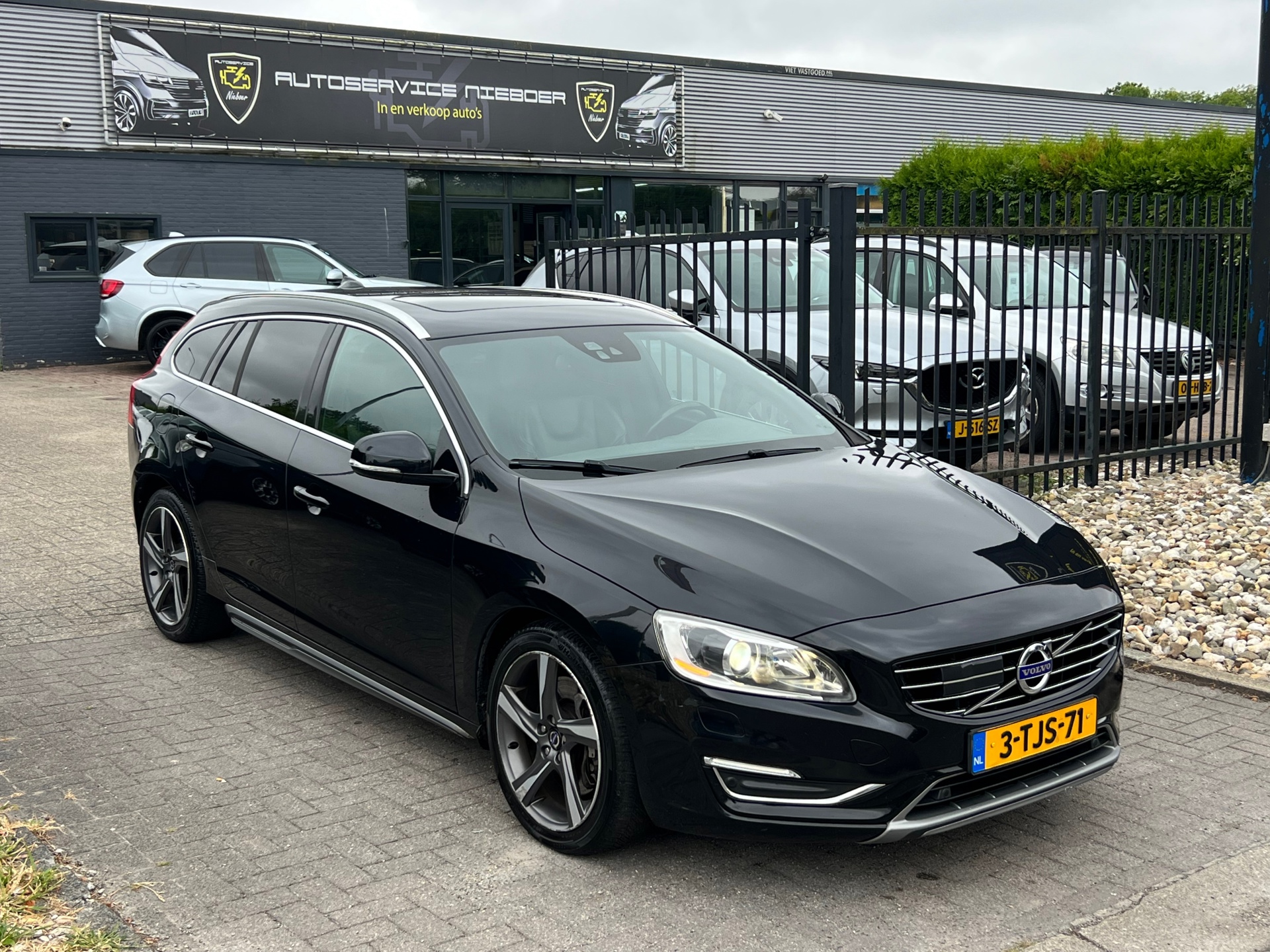 Volvo V60 Plug In Hybrid 2.4 D6 AWD Plug-In Hybrid Summum # Trekhaak # Pano # Xenon # Camera. 2014 - voorkant