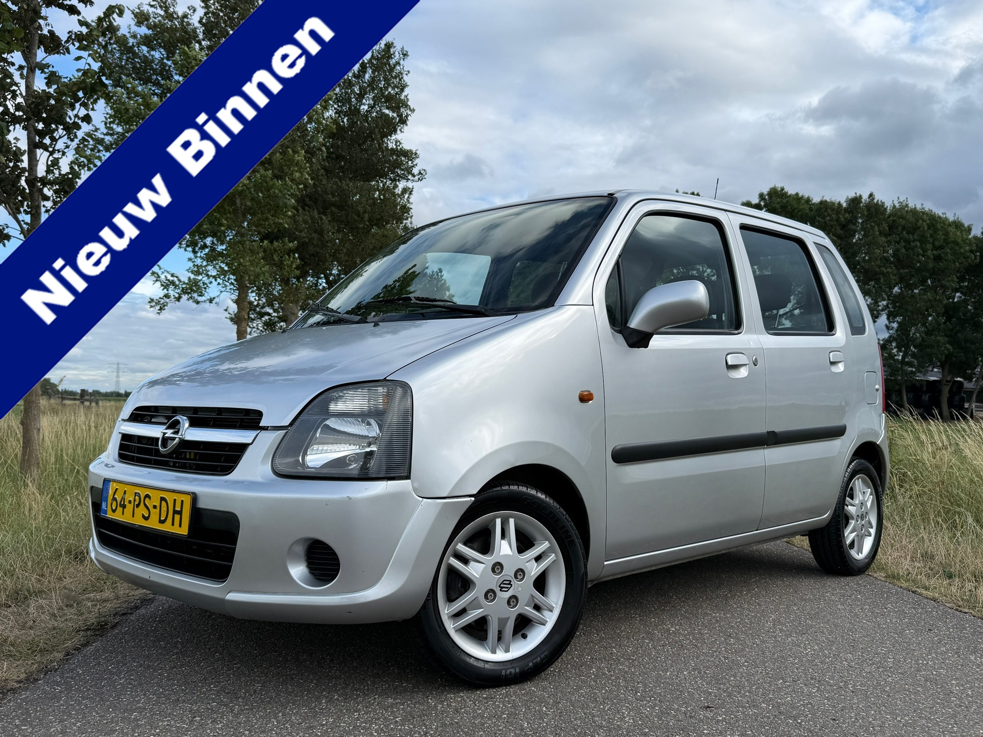 Opel Agila 1.2-16V Maxx | Airco | slechts 94.881 km | Nieuwe APK | Trekhaak | 14" Velgen | Elektrisch pakket | 5 Zits | 2004 - voorkant